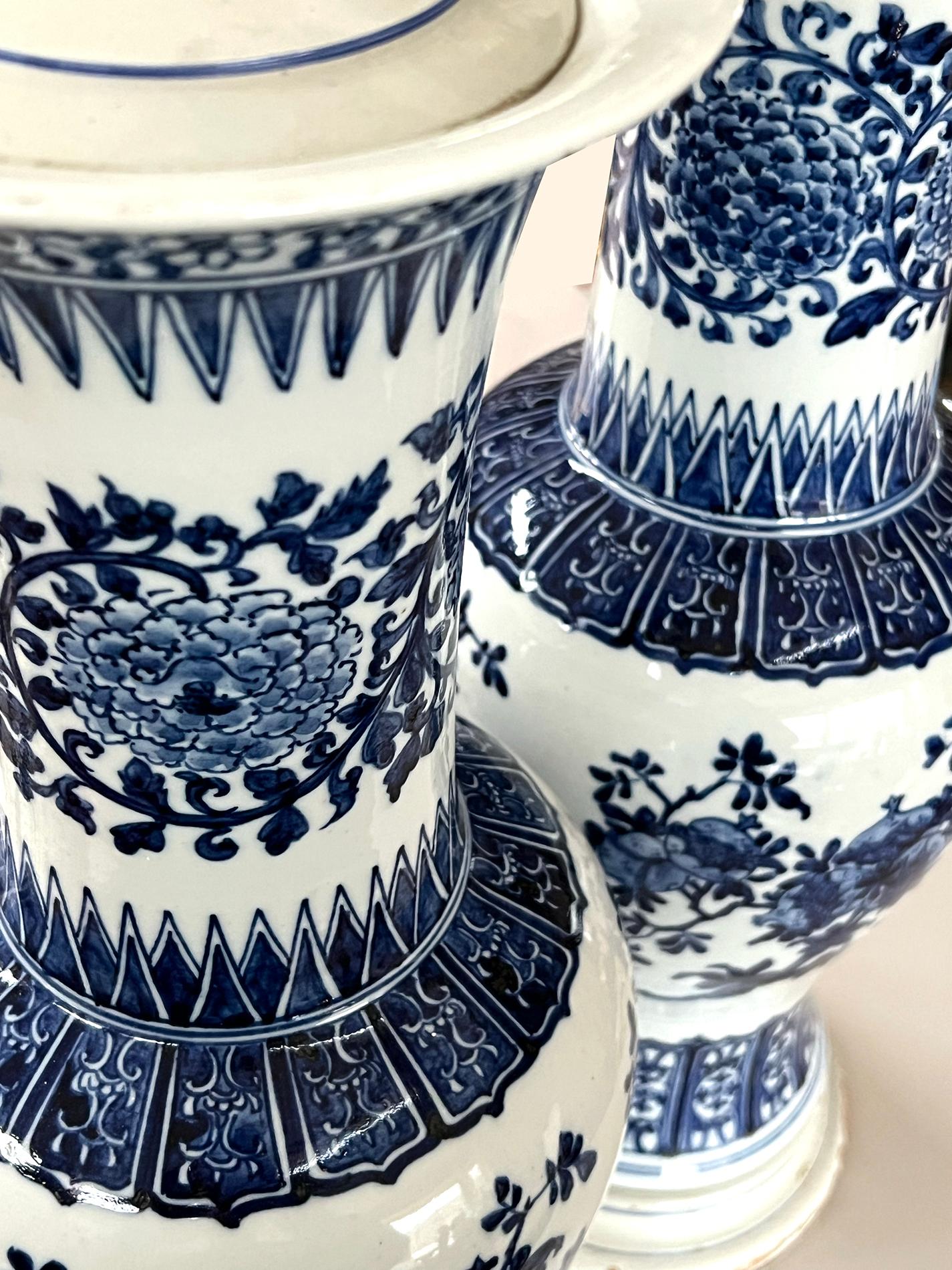Une grande paire de vases chinois en forme de balustre bleu et blanc transformés en lampes Bon état - En vente à San Francisco, CA