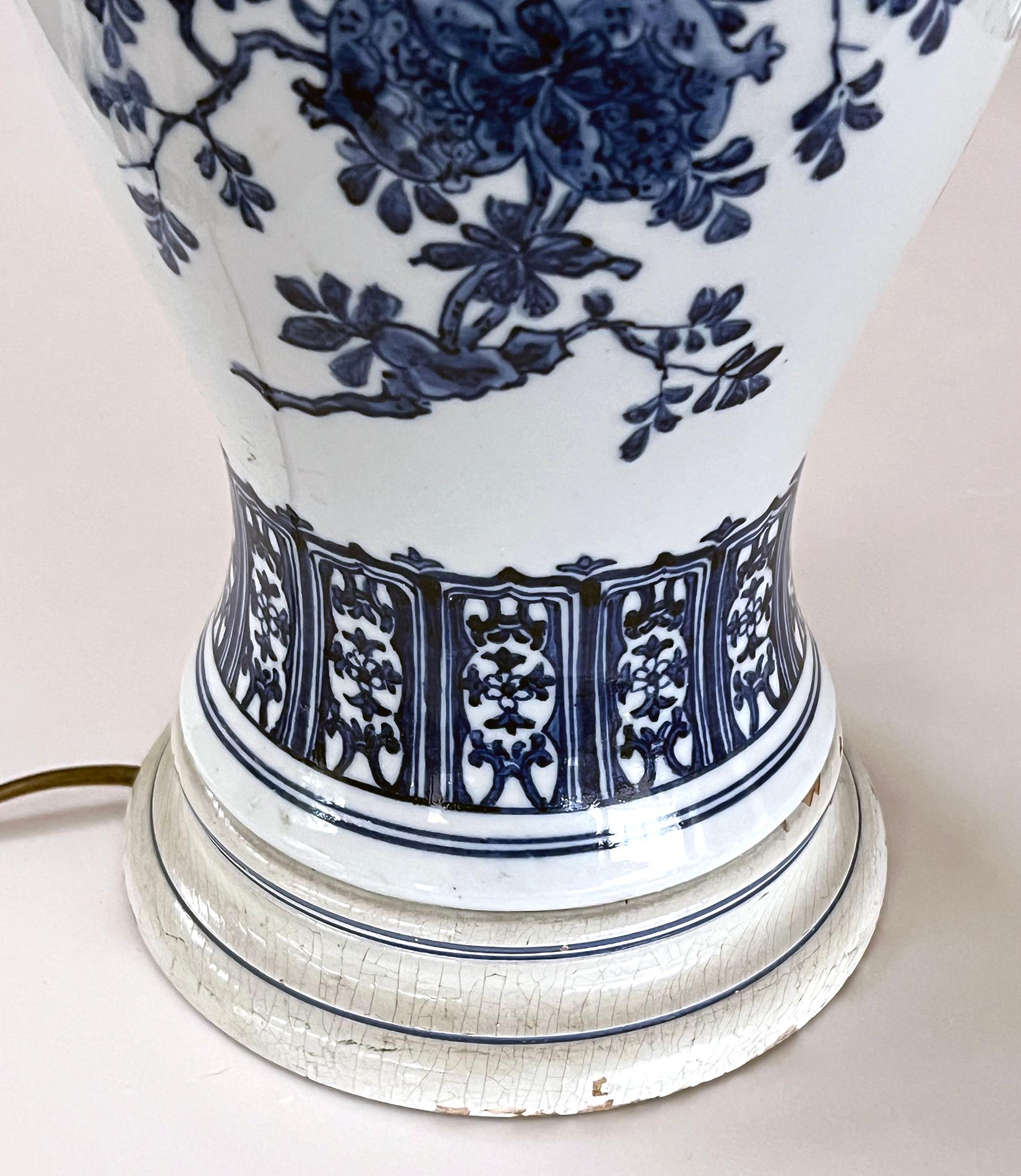 Großes Paar chinesischer blau-weißer Vasen in Balusterform in Balusterform, jetzt als Lampen (Frühes 20. Jahrhundert) im Angebot