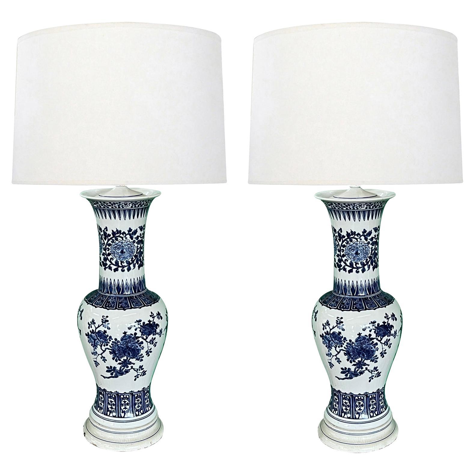 Une grande paire de vases chinois en forme de balustre bleu et blanc transformés en lampes en vente
