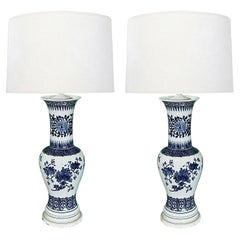 Une grande paire de vases chinois en forme de balustre bleu et blanc transformés en lampes