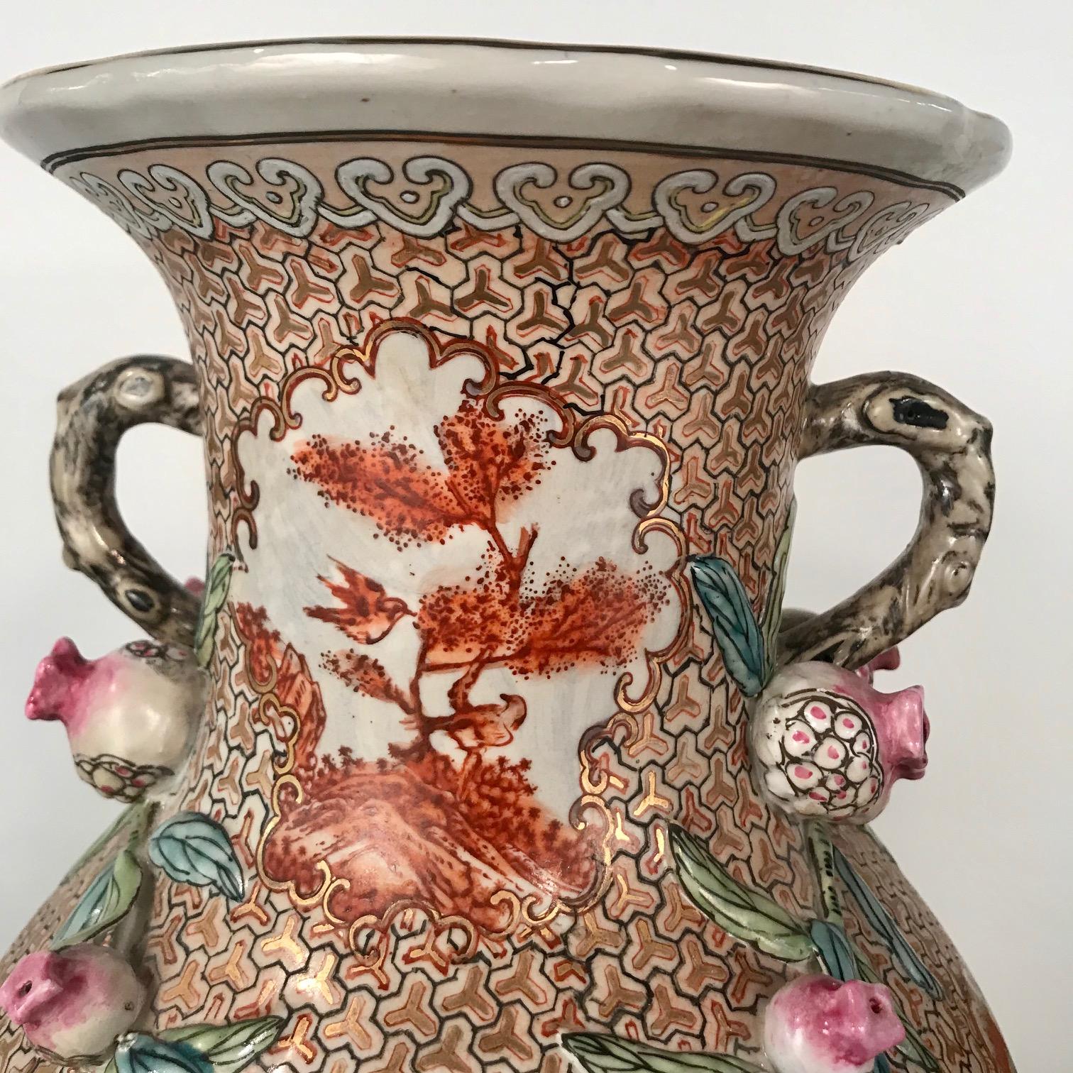 Grande paire de vases d'exportation chinois dans la palette Rockefeller en vente 2