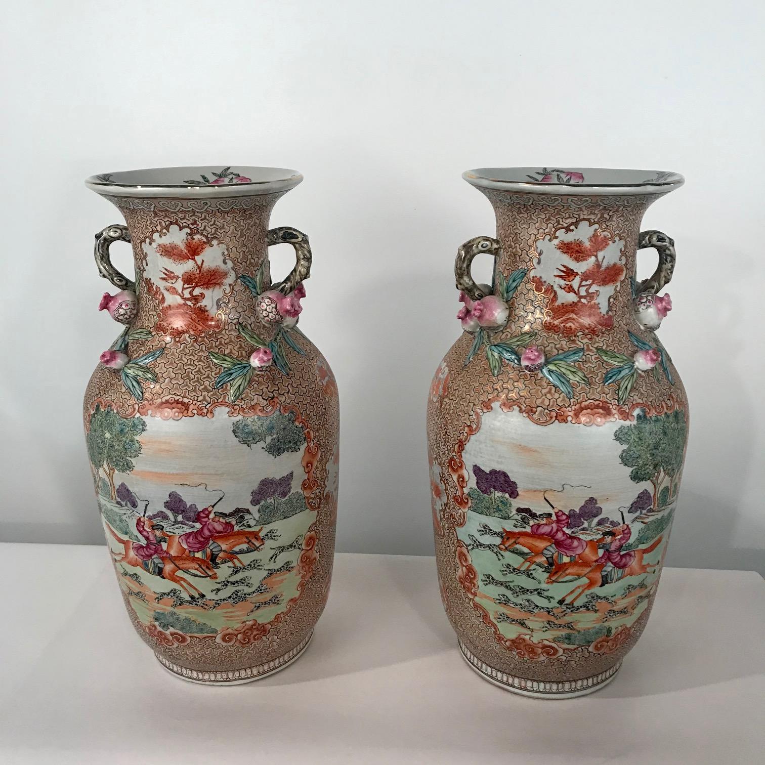 Large Pair of Chinese Export Vases in the Rockefeller Palette In Good Condition For Sale In Montreal, QC