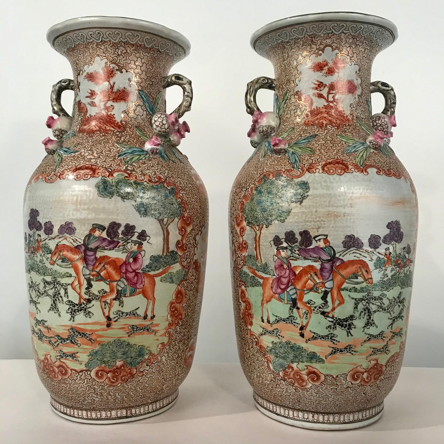 Peint à la main Grande paire de vases d'exportation chinois dans la palette Rockefeller en vente