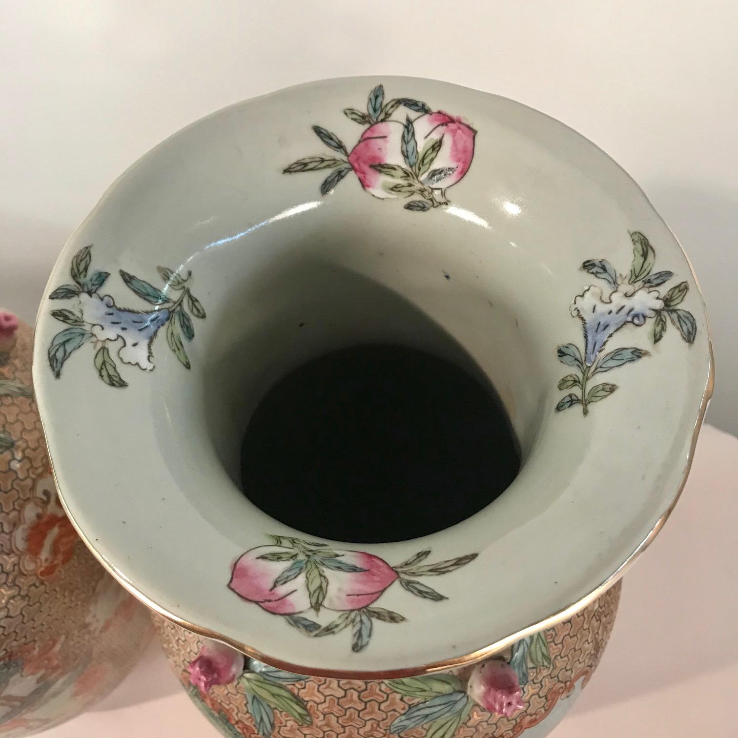 Porcelaine Grande paire de vases d'exportation chinois dans la palette Rockefeller en vente