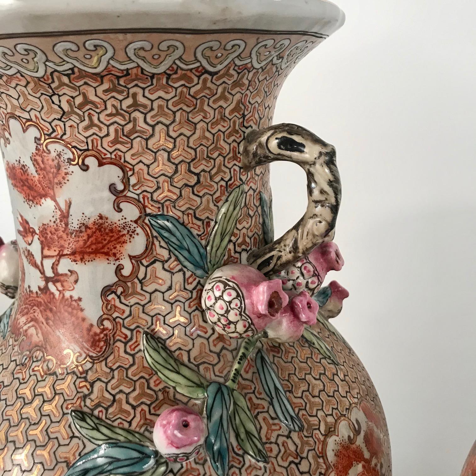 Grande paire de vases d'exportation chinois dans la palette Rockefeller en vente 1
