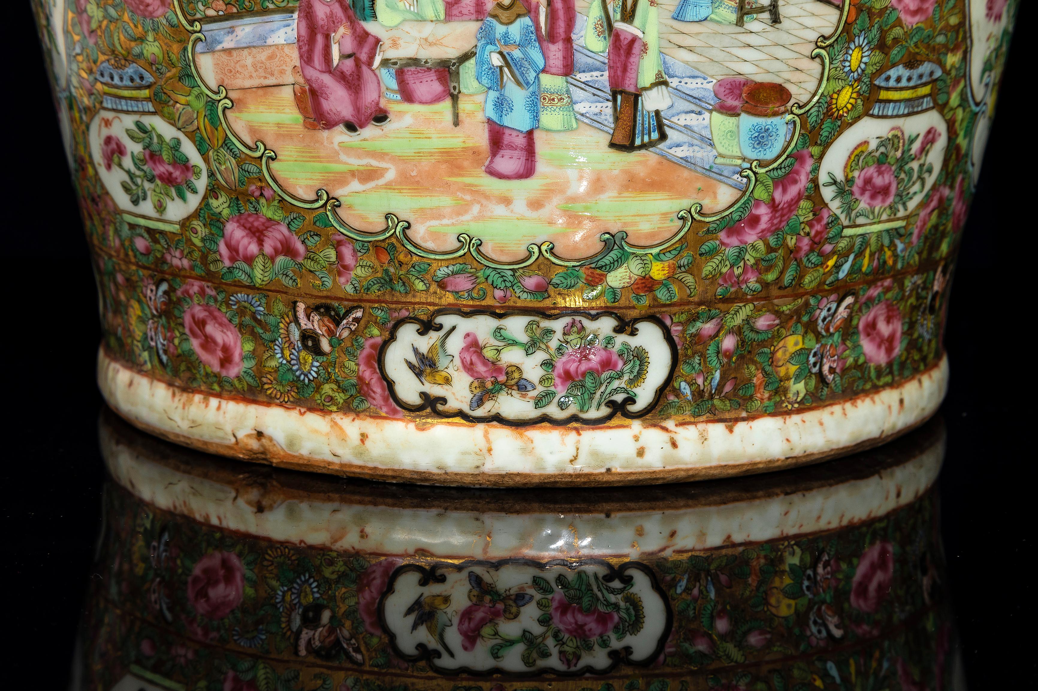 A Large Pair of Chinese Famille Rose Decorated Gilt Foo Dog Handle Vases For Sale 8