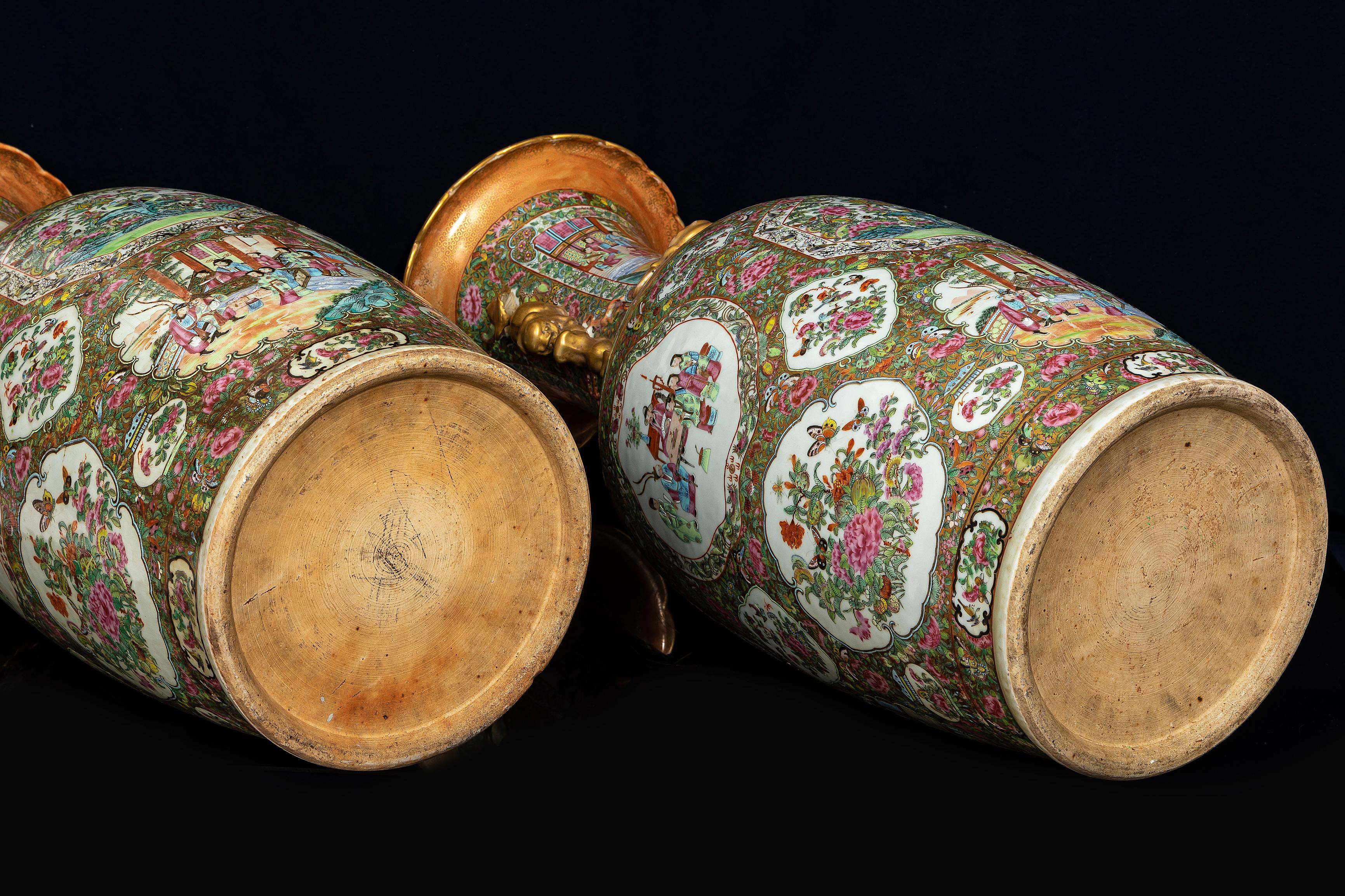 A Large Pair of Chinese Famille Rose Decorated Gilt Foo Dog Handle Vases For Sale 10