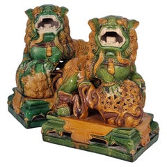 Une grande paire de chiens Foo en poterie chinoise, vers 1900