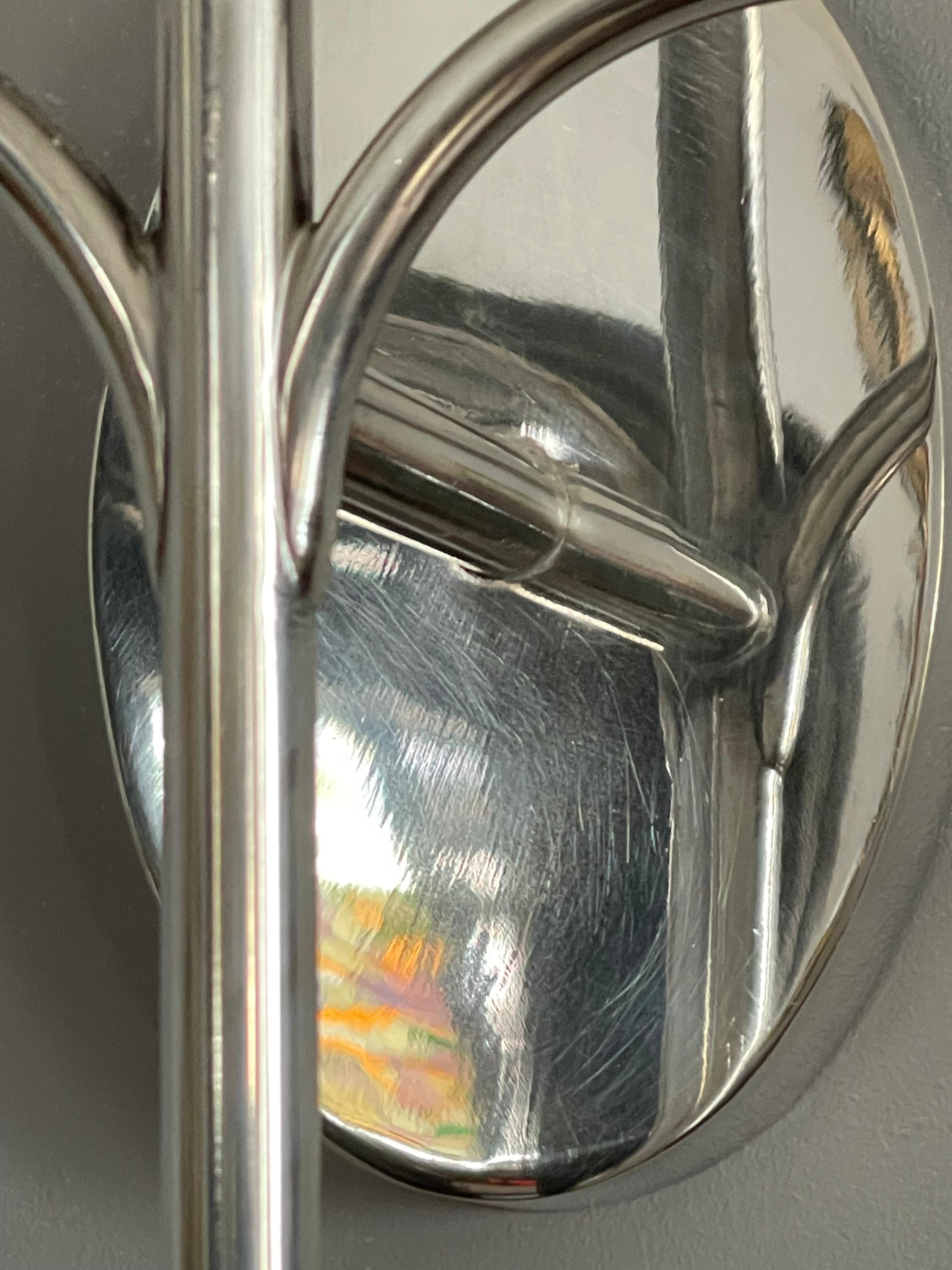 Ein großes Paar Deko-Wandleuchter aus Silber im Deko-Stil  im Angebot 2