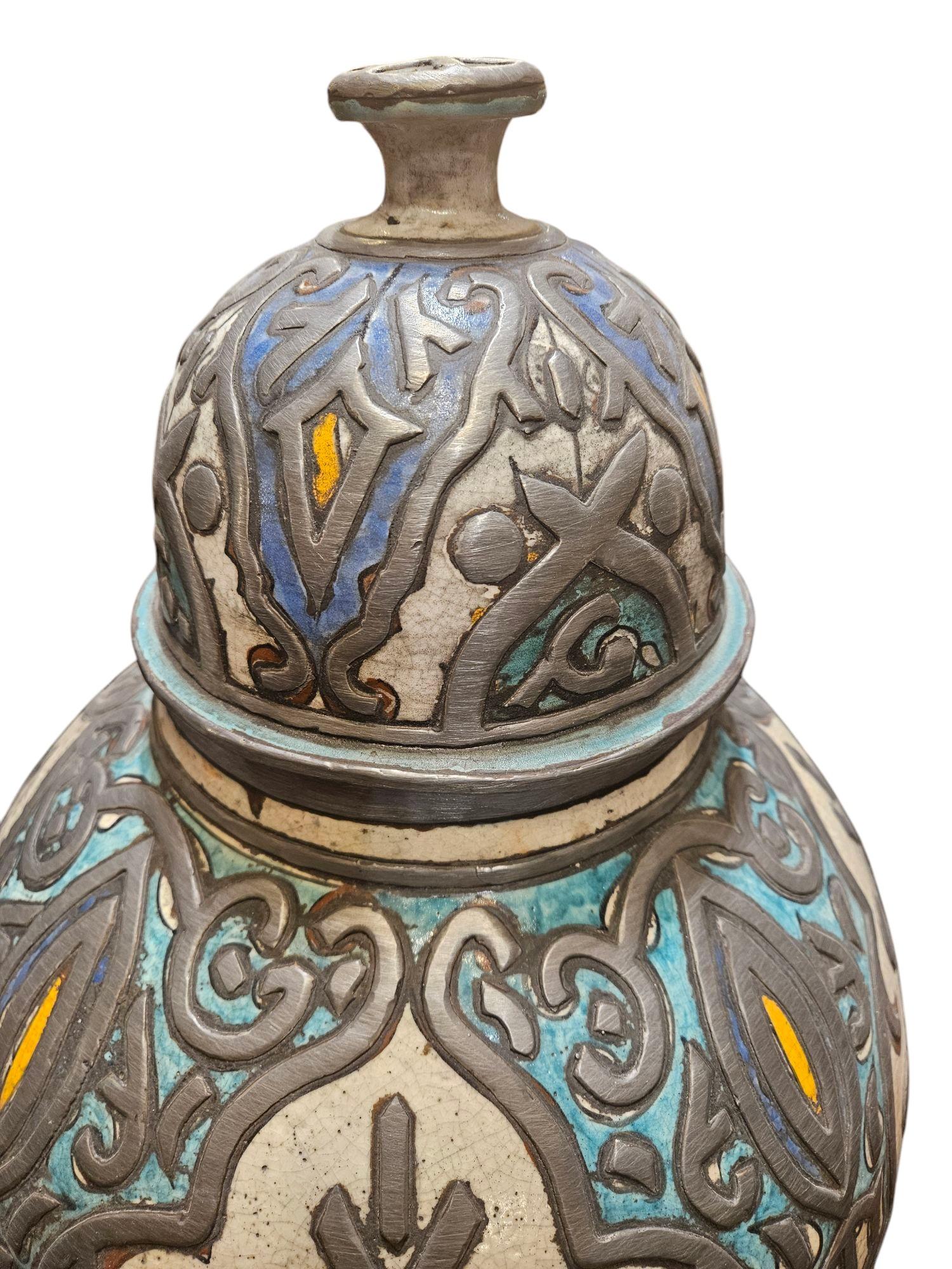 Ein großes Paar dekorativer marokkanischer Safi-Vasen aus Safi (Maurisch) im Angebot
