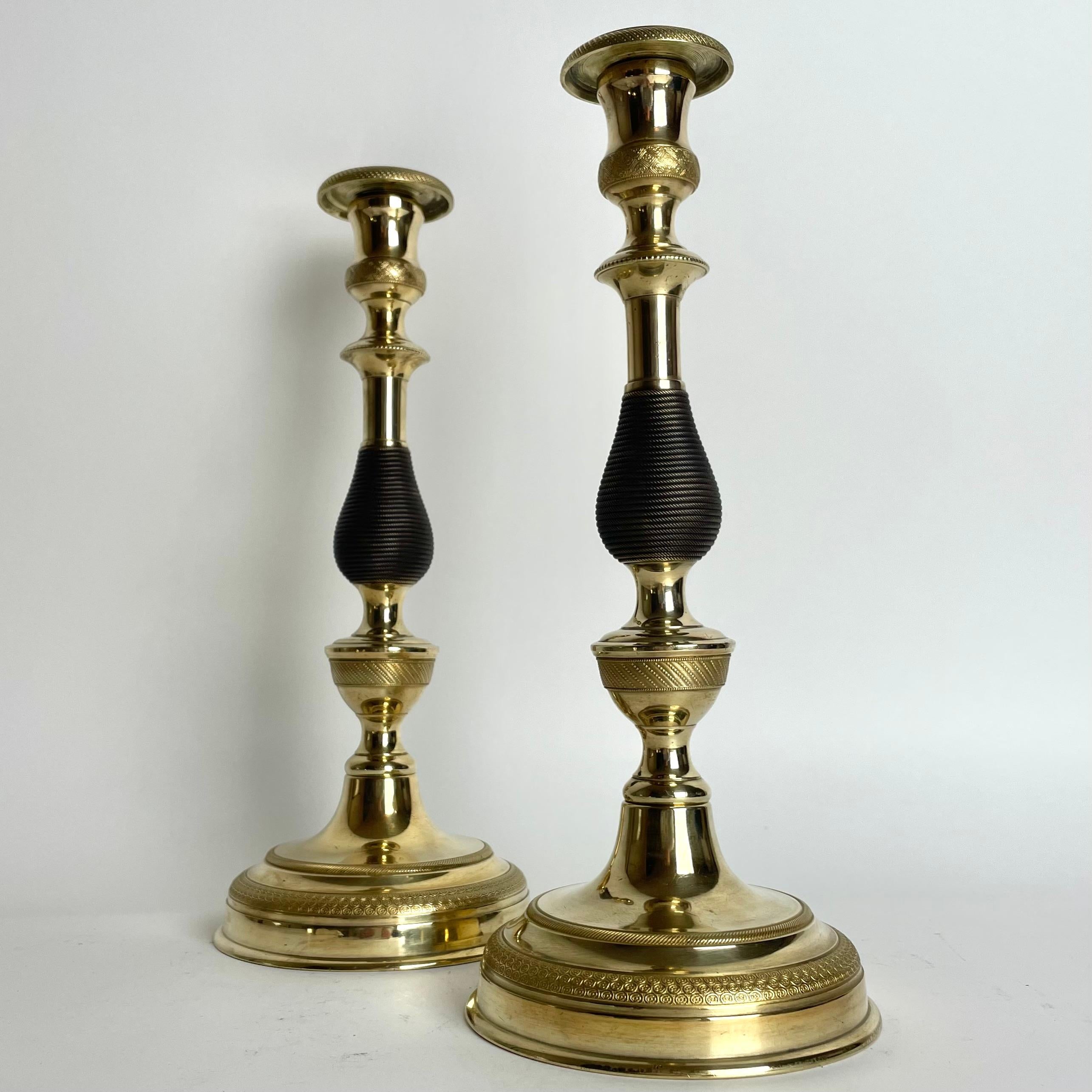 Un par de candelabros Imperio, grandes y hermosos, de bronce dorado y patinado oscuro. Fabricado en Francia durante la década de 1820. Diseño muy de época.

Desgaste propio de la edad y el uso 