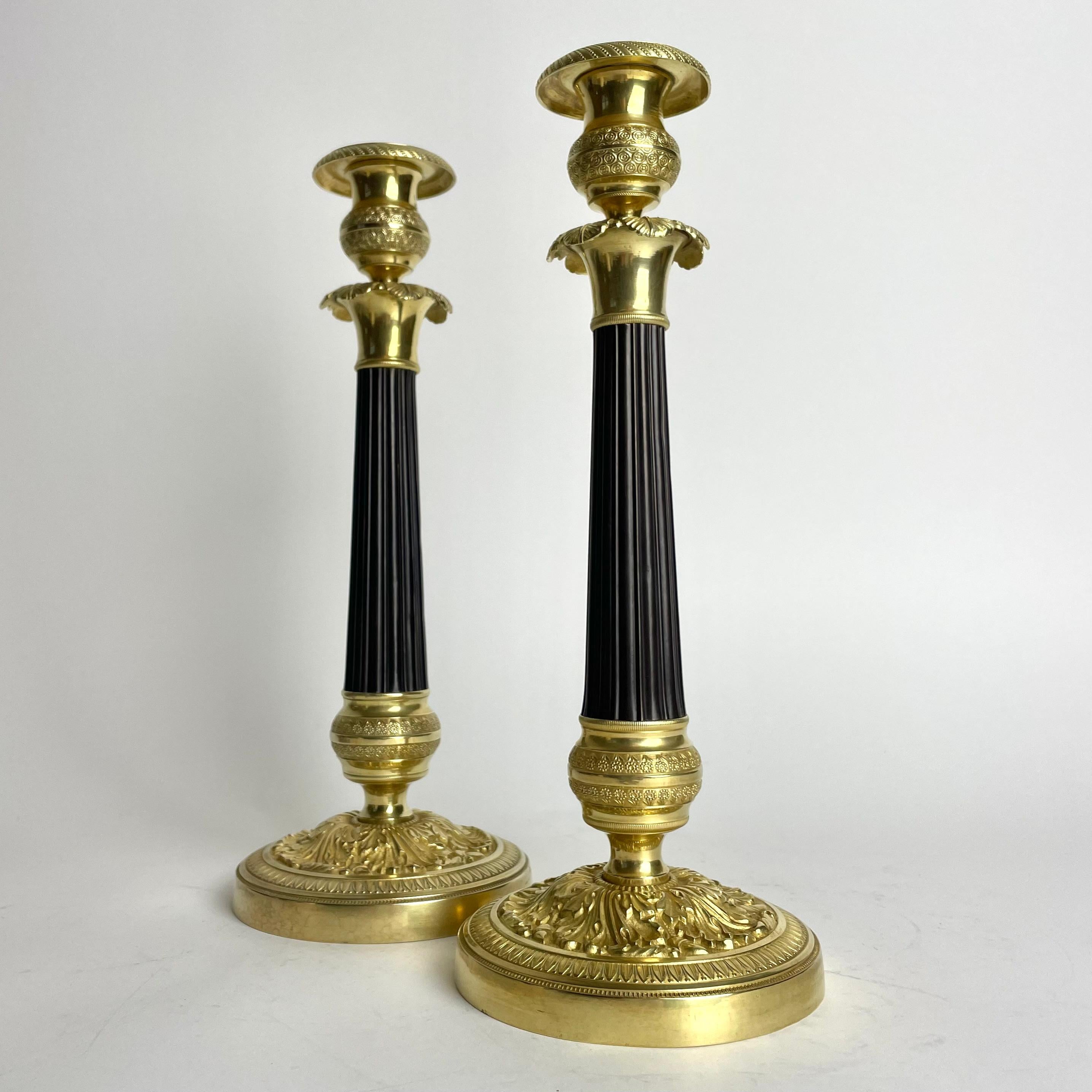 Un par de candelabros Imperio, grandes y hermosos, de bronce dorado y patinado oscuro. Fabricado en Francia durante la década de 1820. Diseño muy de época.

Desgaste propio de la edad y el uso 