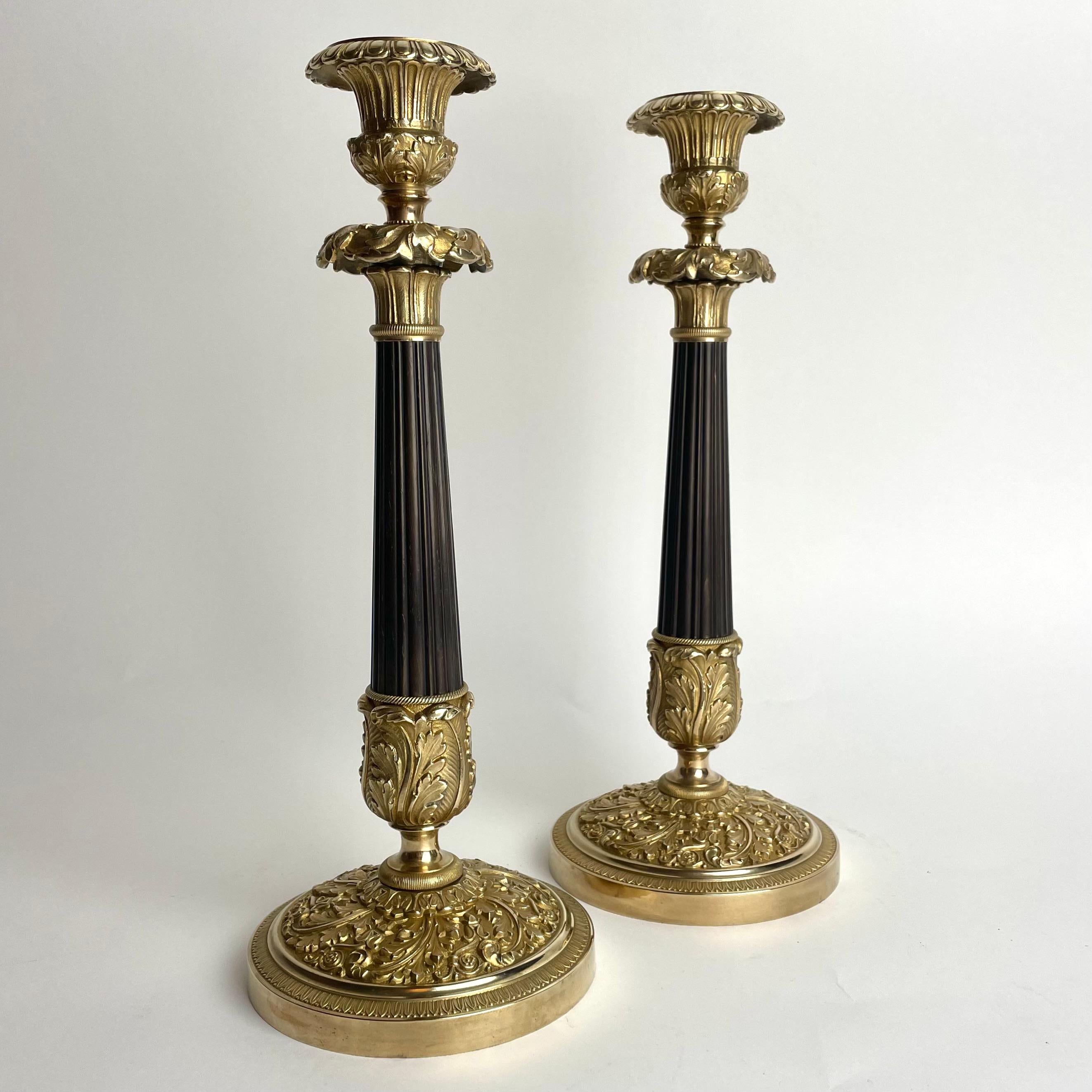 Un par de candelabros Imperio, grandes y hermosos, de bronce dorado y patinado oscuro. Fabricado en Francia durante la década de 1820. Diseño muy de época.

Desgaste propio de la edad y el uso