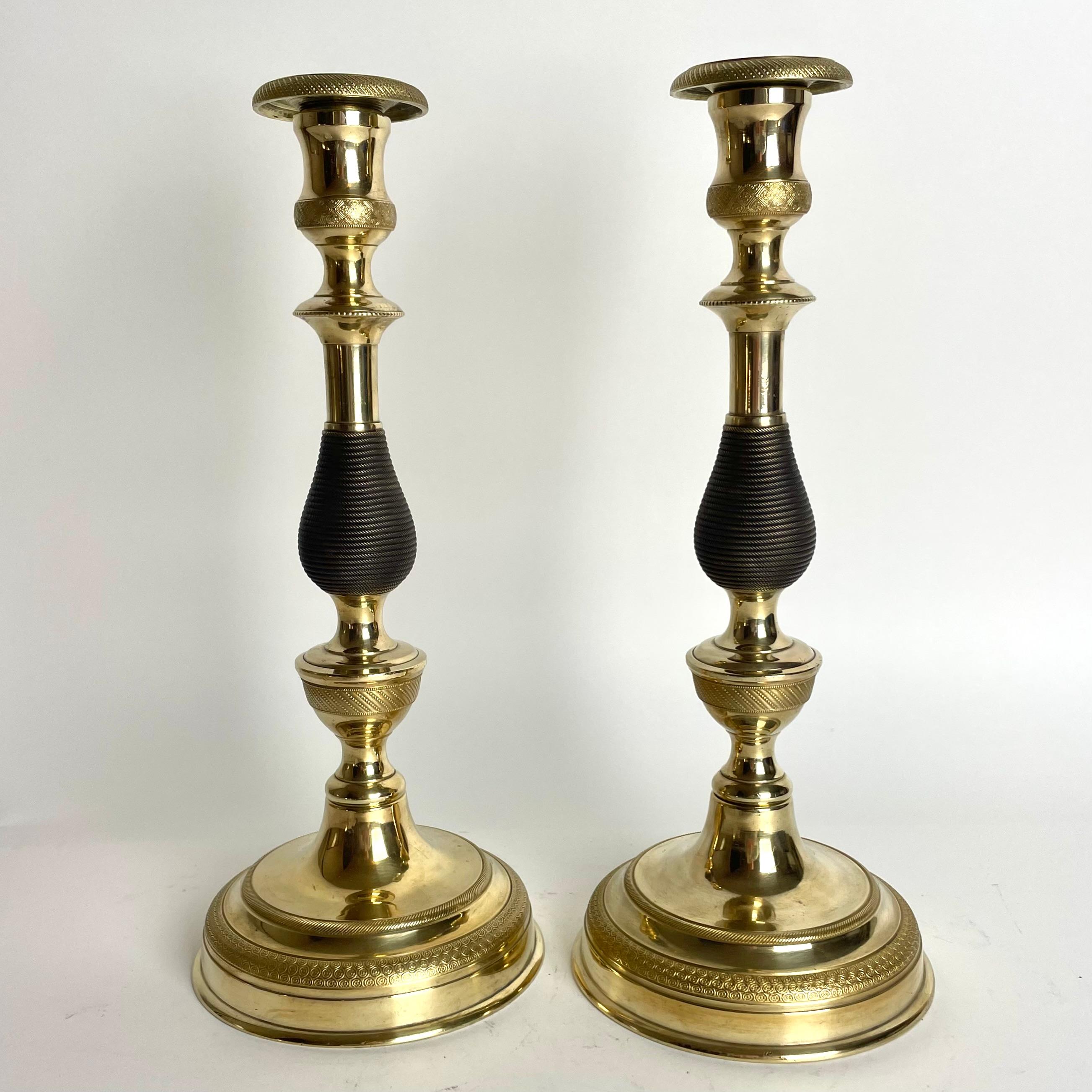Gran pareja de candeleros Imperio en bronce dorado y patinado oscuro. 1820s Francés en venta