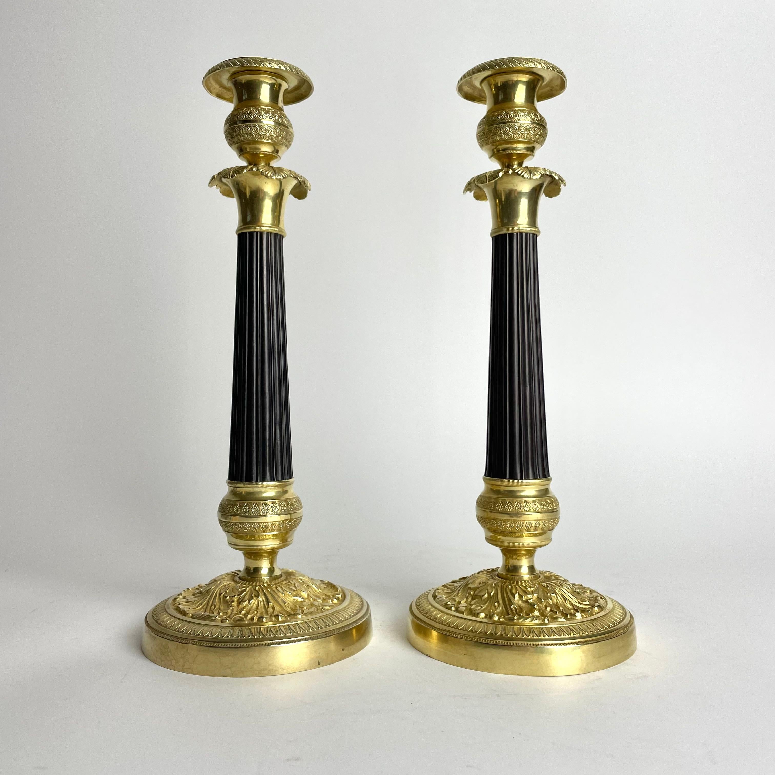 Gran pareja de candeleros Imperio en bronce dorado y patinado oscuro. 1820s Francés en venta