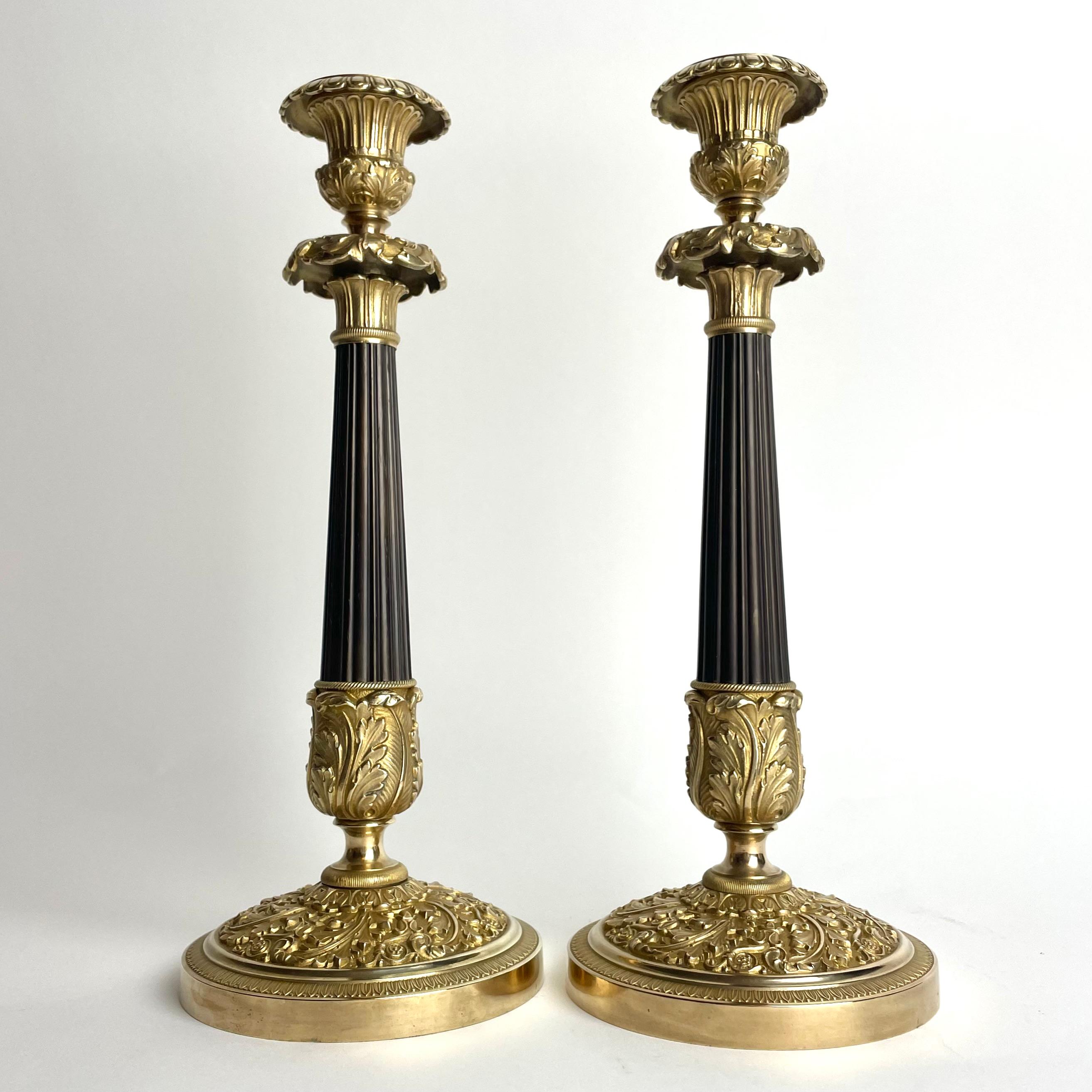 Gran pareja de candeleros Imperio en bronce dorado y patinado oscuro. 1820s Francés en venta