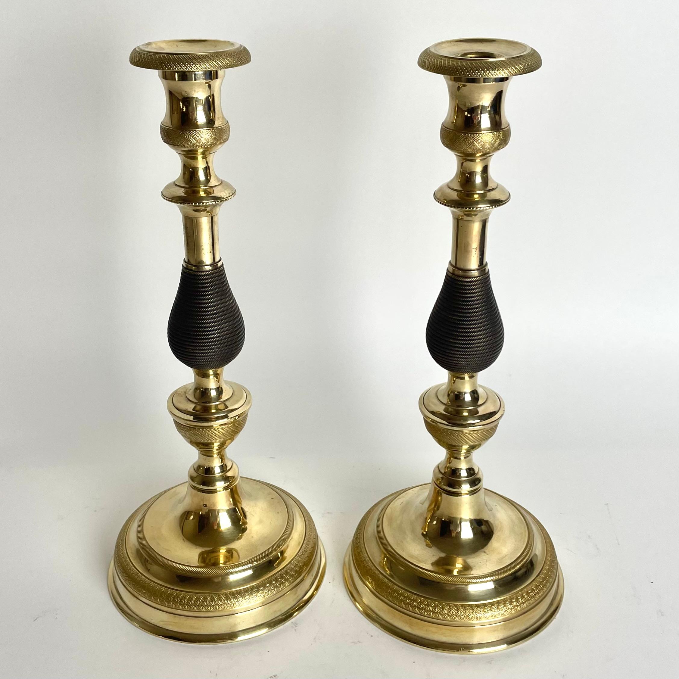 Gran pareja de candeleros Imperio en bronce dorado y patinado oscuro. 1820s Dorado en venta