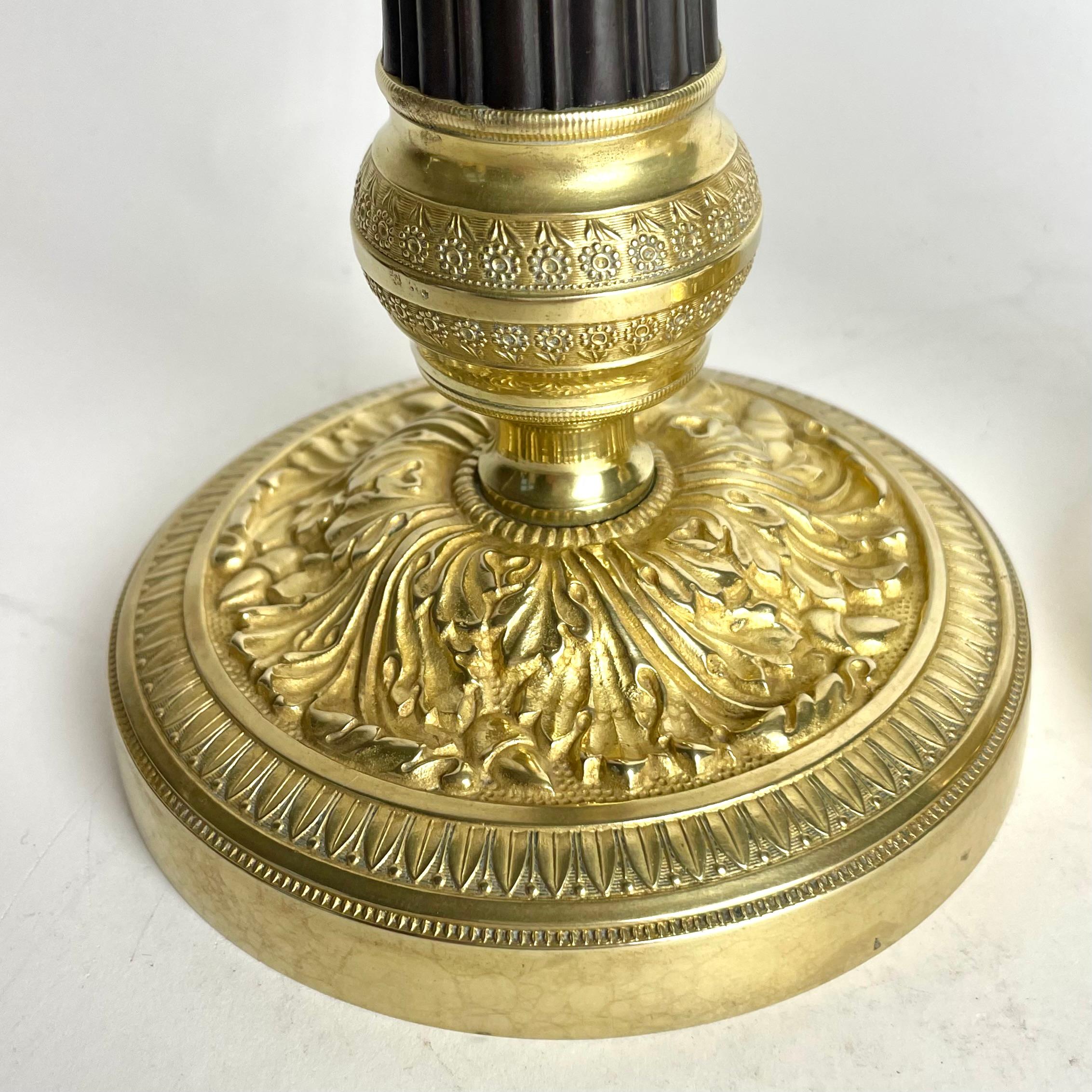 Gran pareja de candeleros Imperio en bronce dorado y patinado oscuro. 1820s Dorado en venta