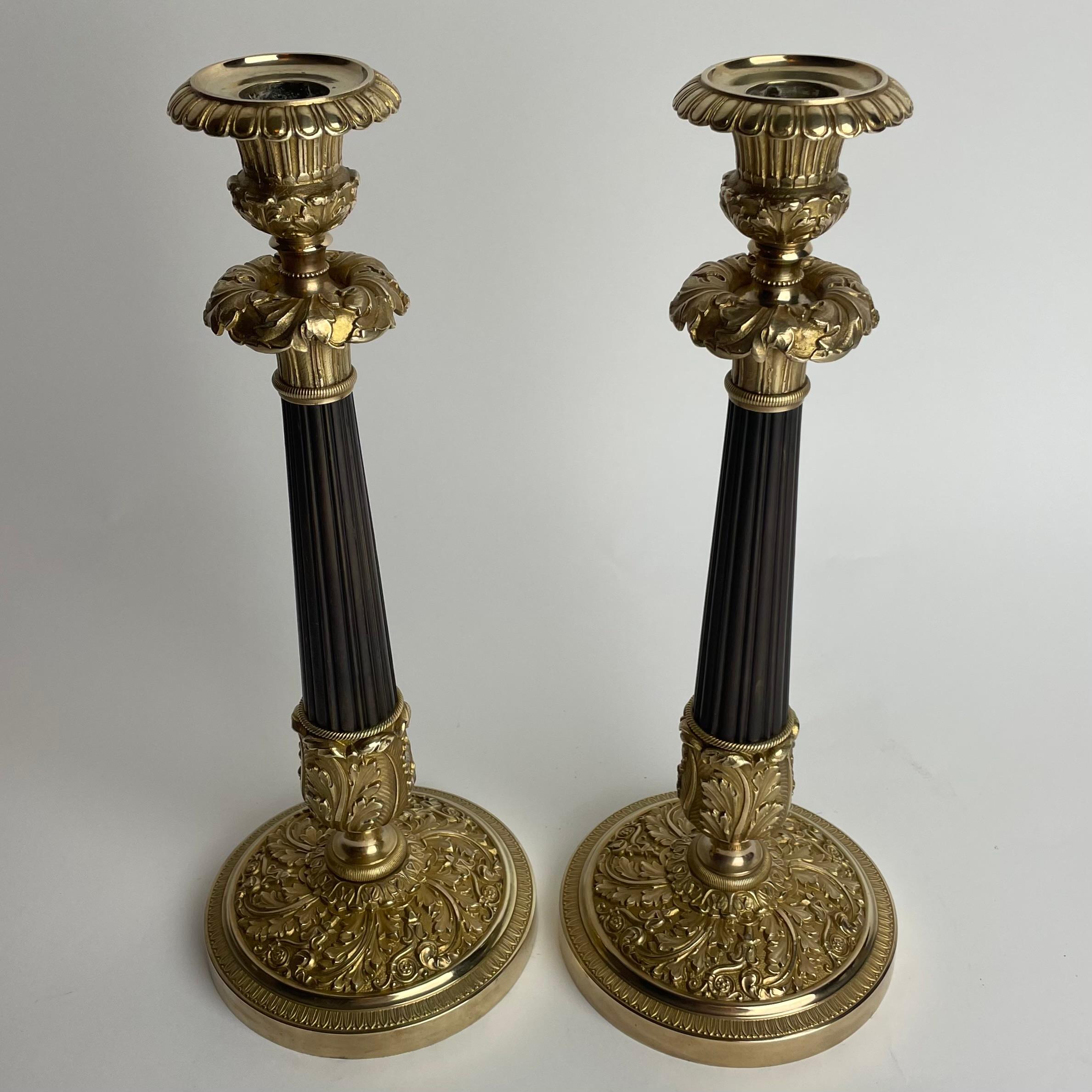 Gran pareja de candeleros Imperio en bronce dorado y patinado oscuro. 1820s Dorado en venta