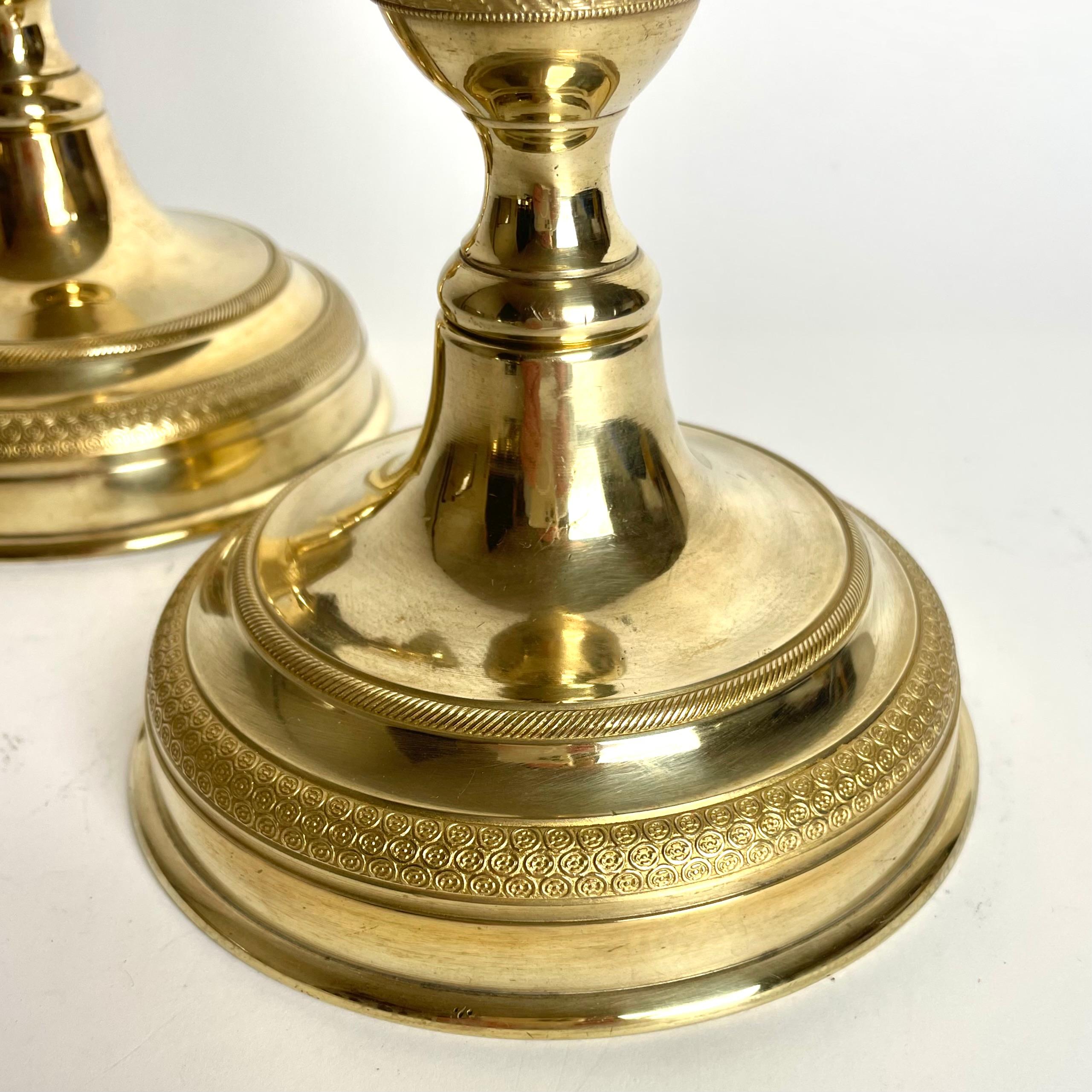 Gran pareja de candeleros Imperio en bronce dorado y patinado oscuro. 1820s en Bueno estado para la venta en Knivsta, SE