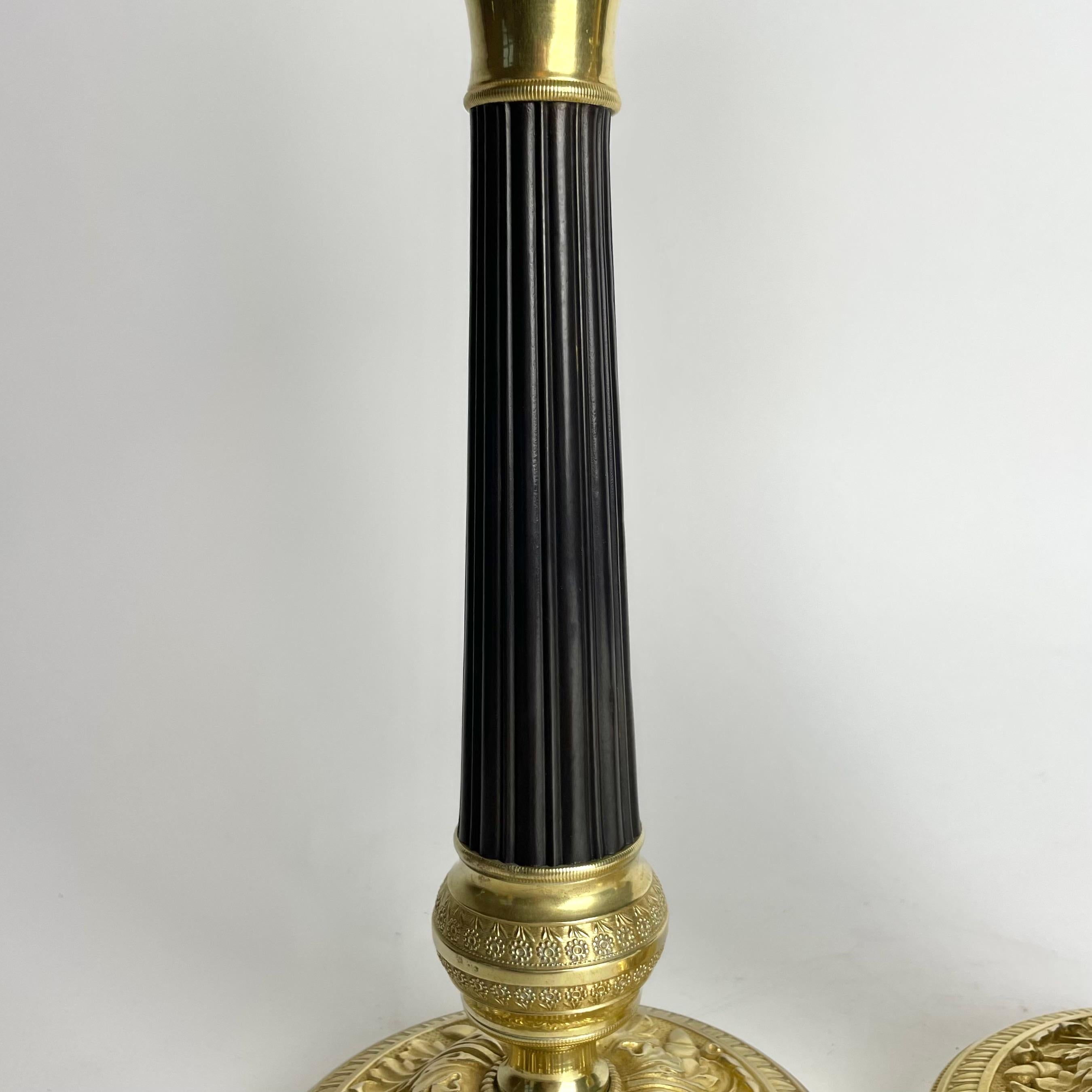 Gran pareja de candeleros Imperio en bronce dorado y patinado oscuro. 1820s en Bueno estado para la venta en Knivsta, SE