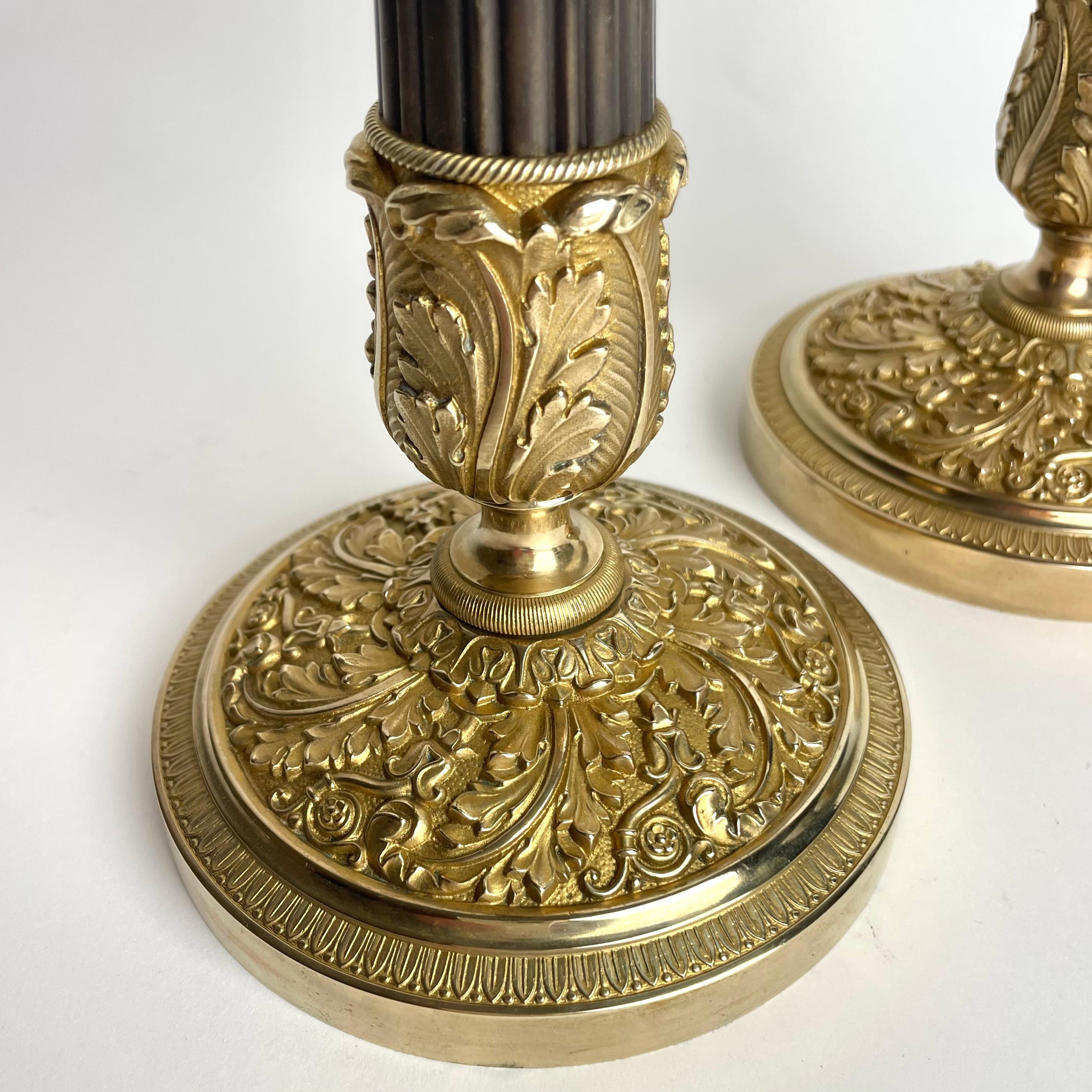 Gran pareja de candeleros Imperio en bronce dorado y patinado oscuro. 1820s en Bueno estado para la venta en Knivsta, SE