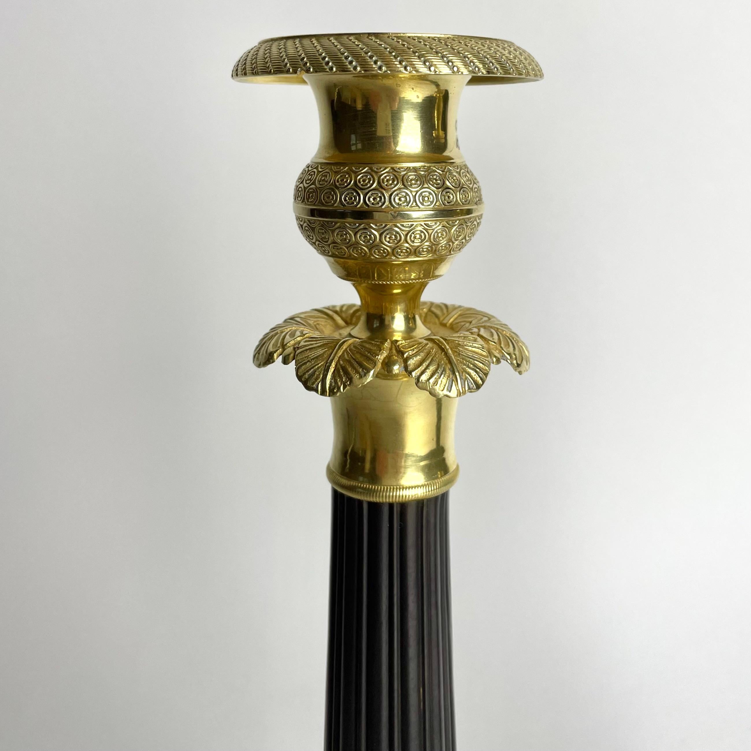 Gran pareja de candeleros Imperio en bronce dorado y patinado oscuro. 1820s principios del siglo XIX en venta