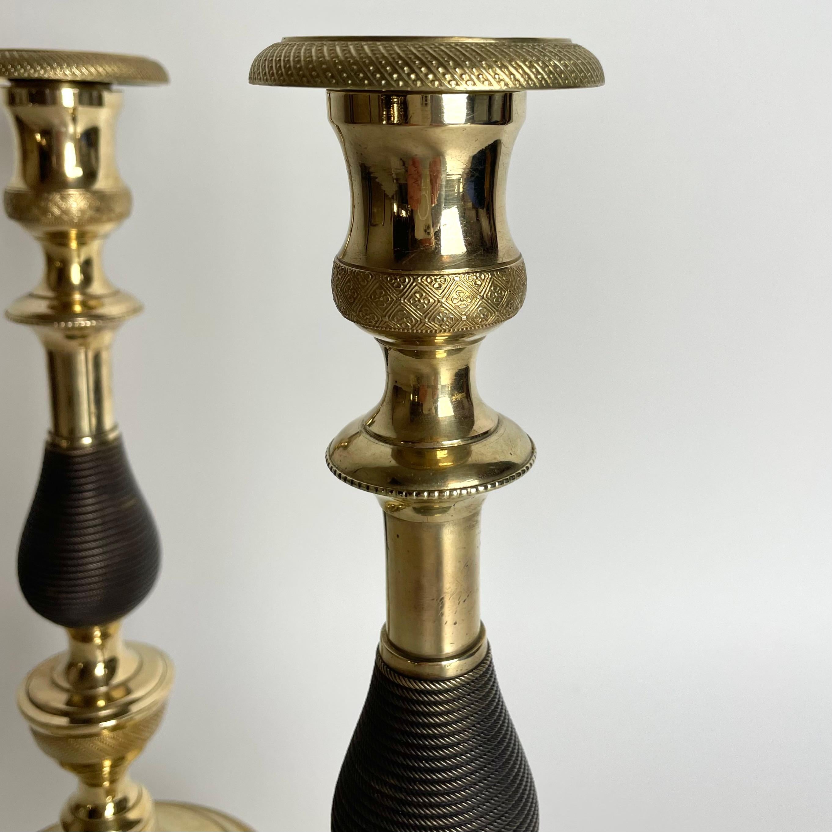 Gran pareja de candeleros Imperio en bronce dorado y patinado oscuro. 1820s Bronce en venta