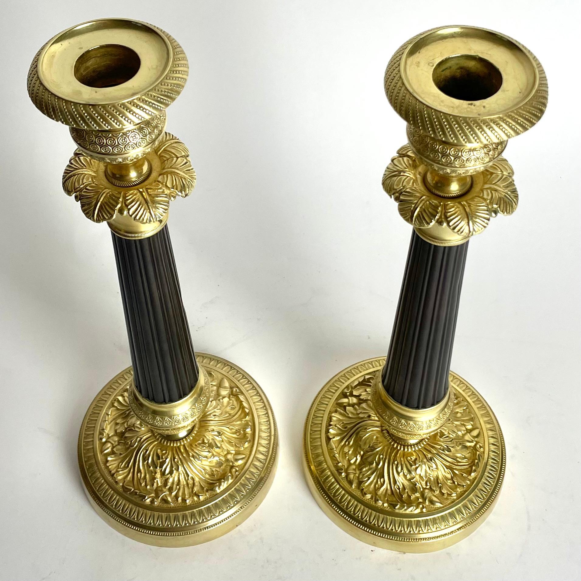 Gran pareja de candeleros Imperio en bronce dorado y patinado oscuro. 1820s Bronce en venta