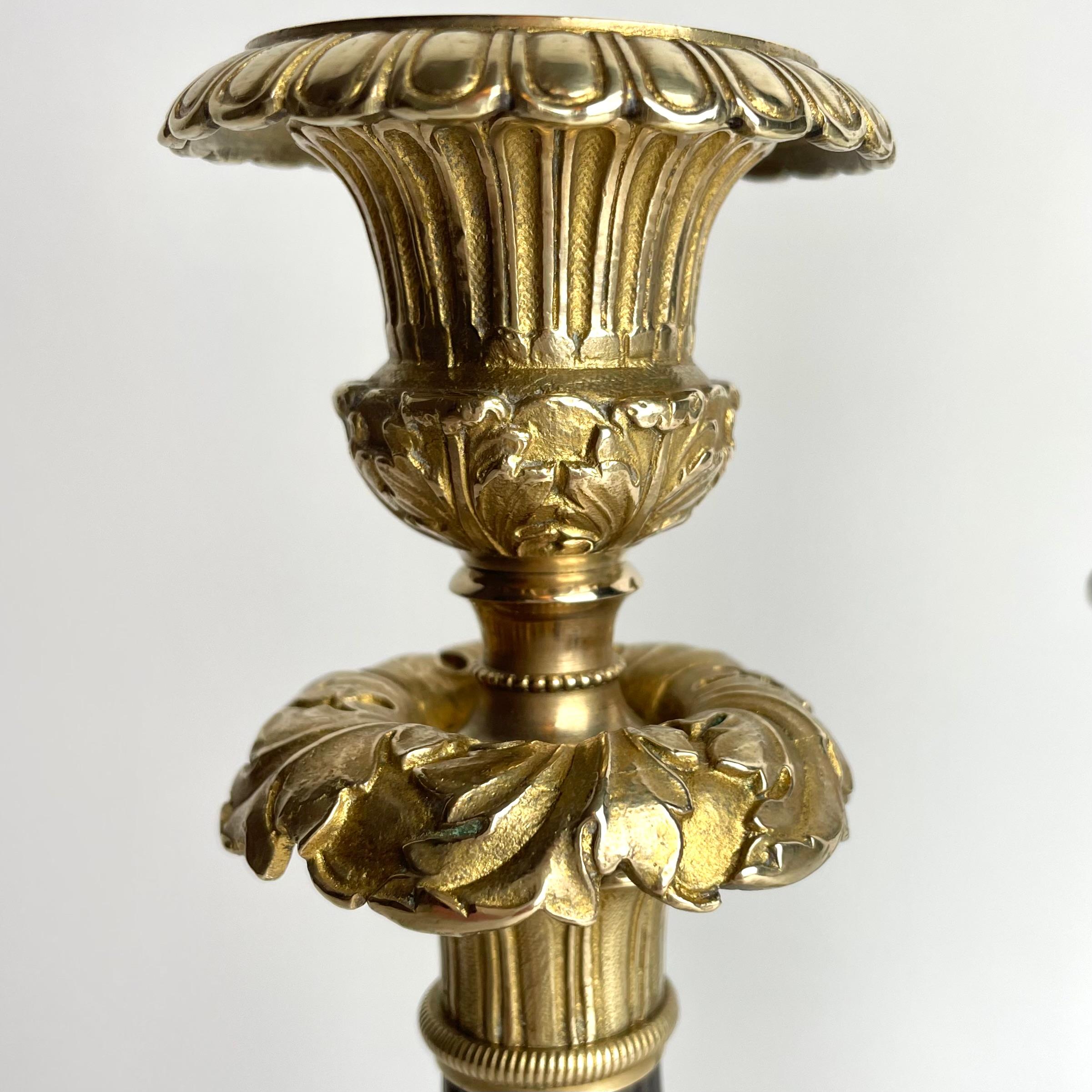 Gran pareja de candeleros Imperio en bronce dorado y patinado oscuro. 1820s Bronce en venta
