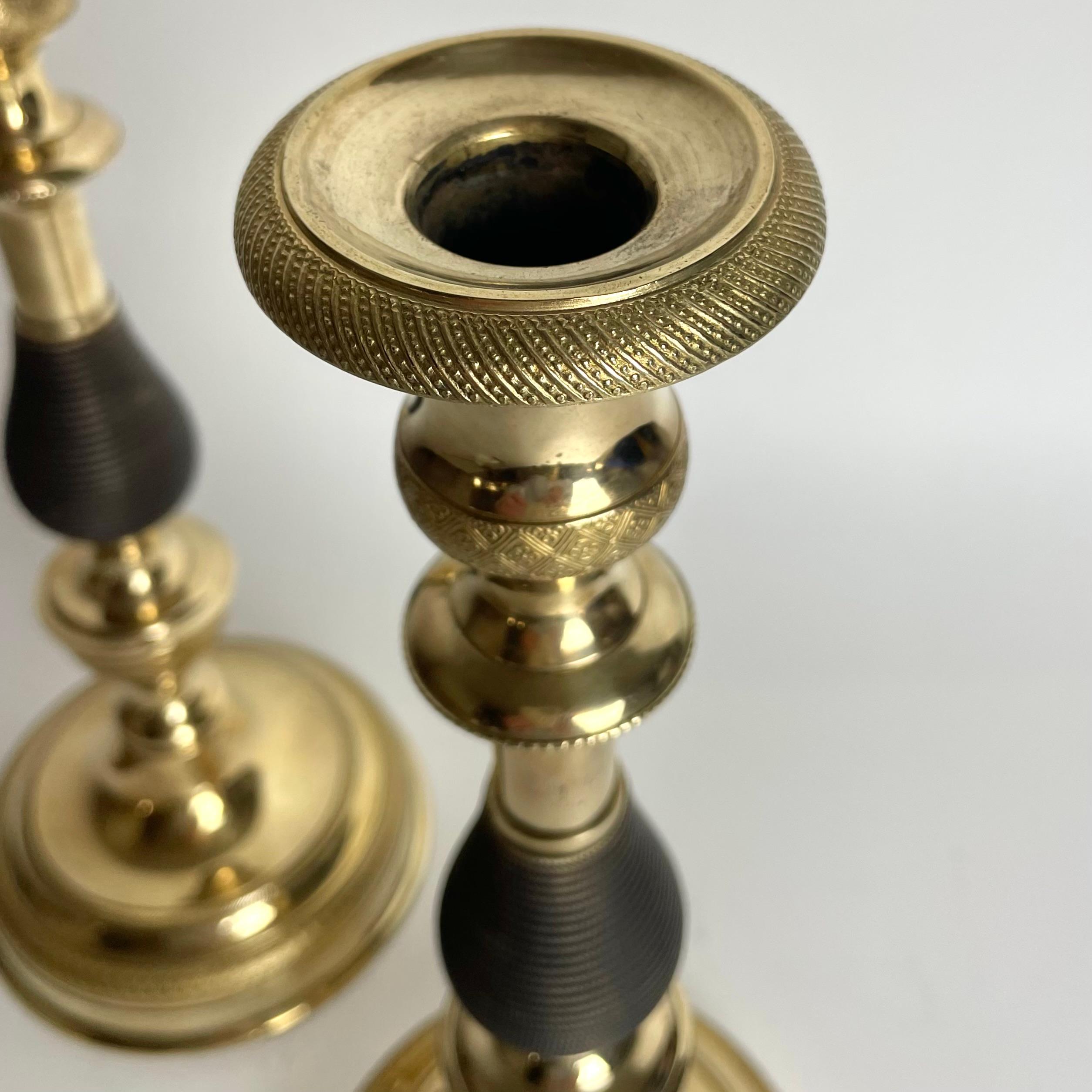 Gran pareja de candeleros Imperio en bronce dorado y patinado oscuro. 1820s en venta 1