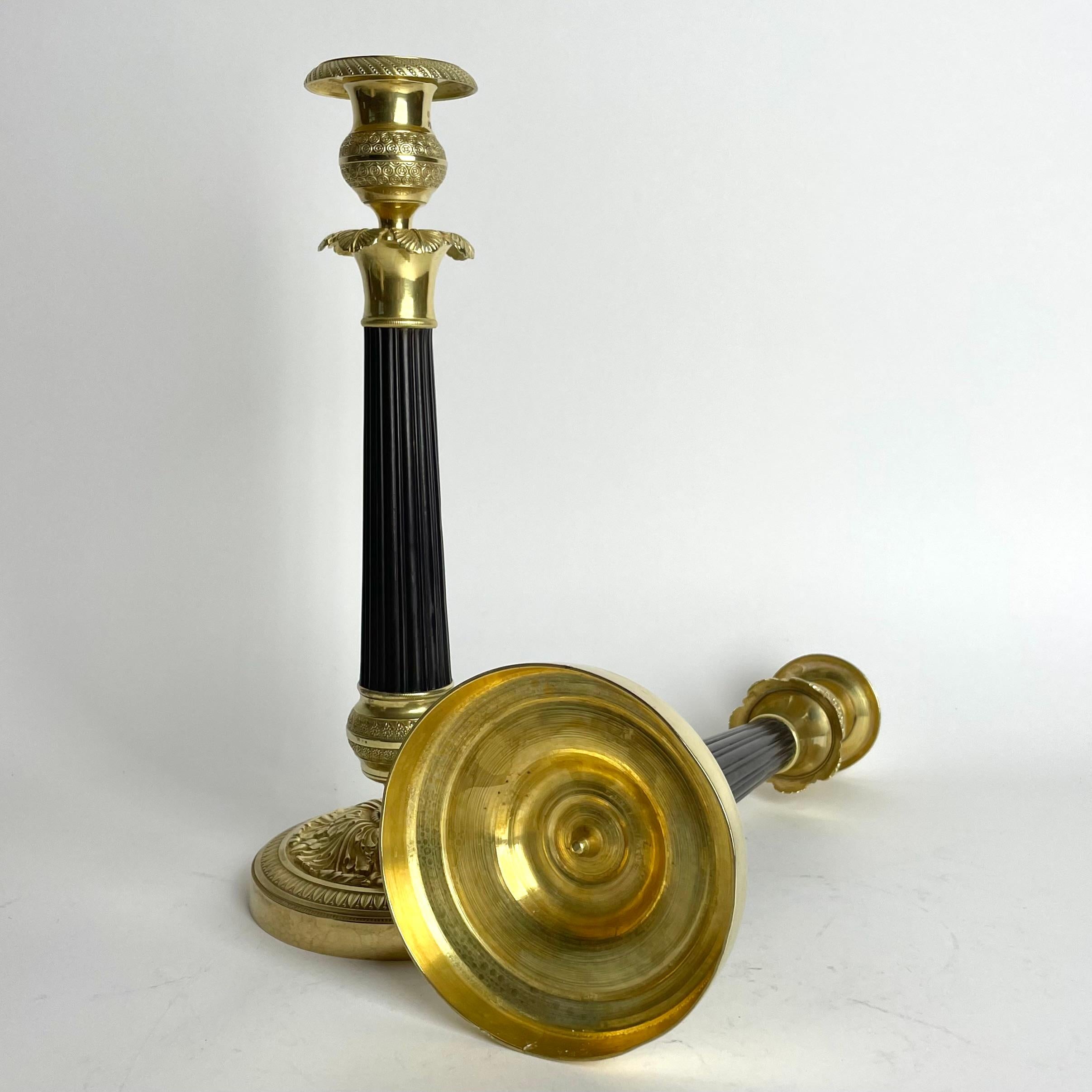 Gran pareja de candeleros Imperio en bronce dorado y patinado oscuro. 1820s en venta 1
