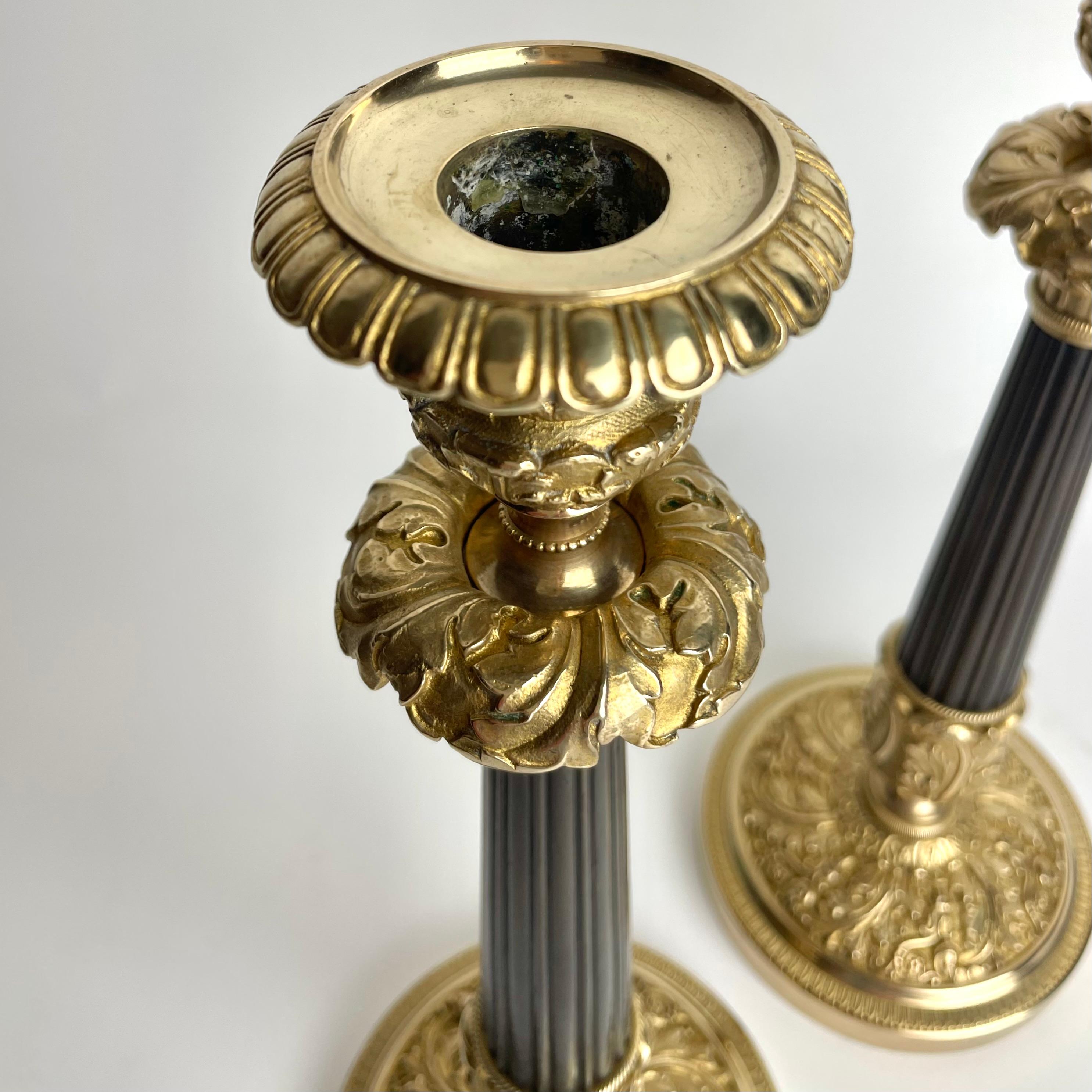 Gran pareja de candeleros Imperio en bronce dorado y patinado oscuro. 1820s en venta 1