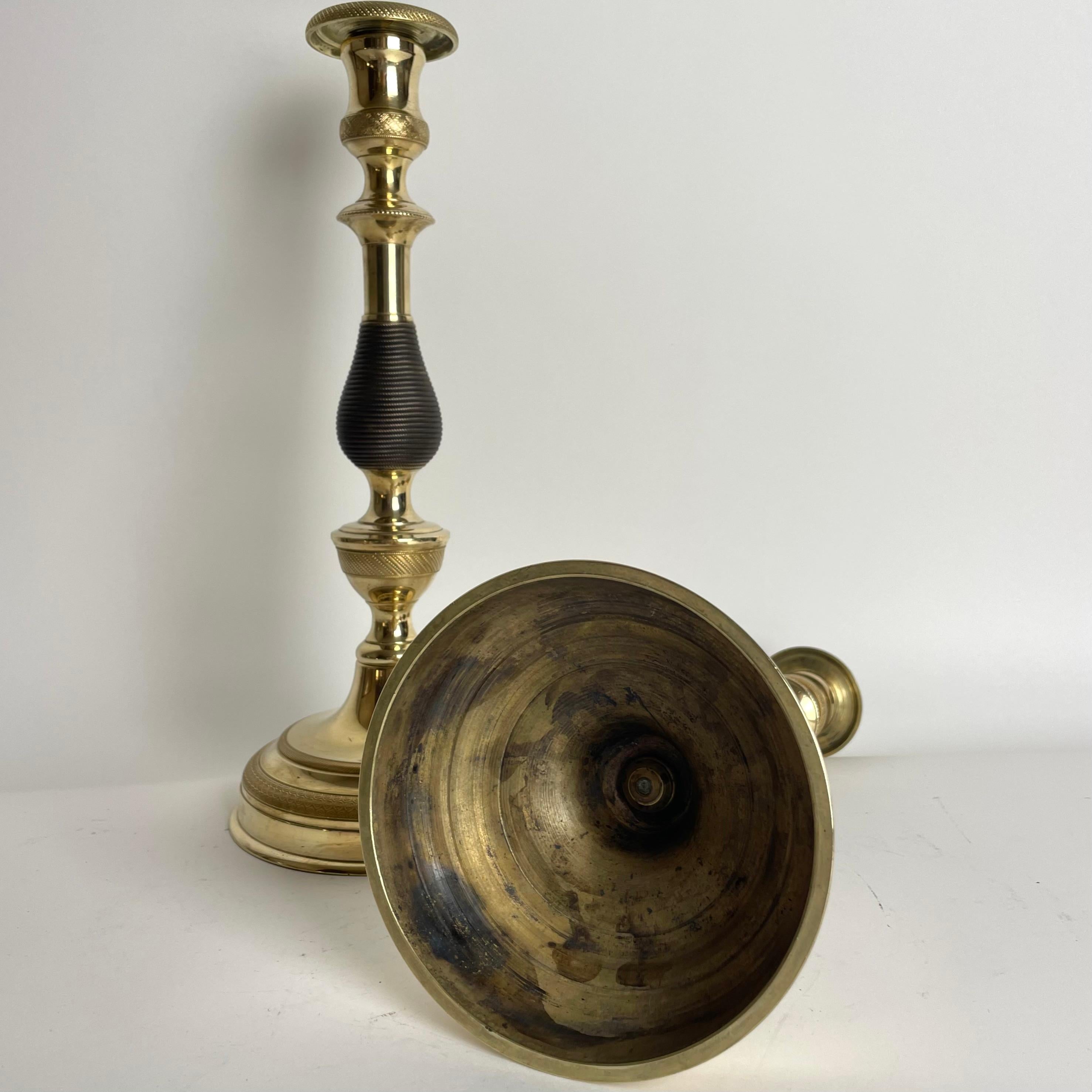 Gran pareja de candeleros Imperio en bronce dorado y patinado oscuro. 1820s en venta 2