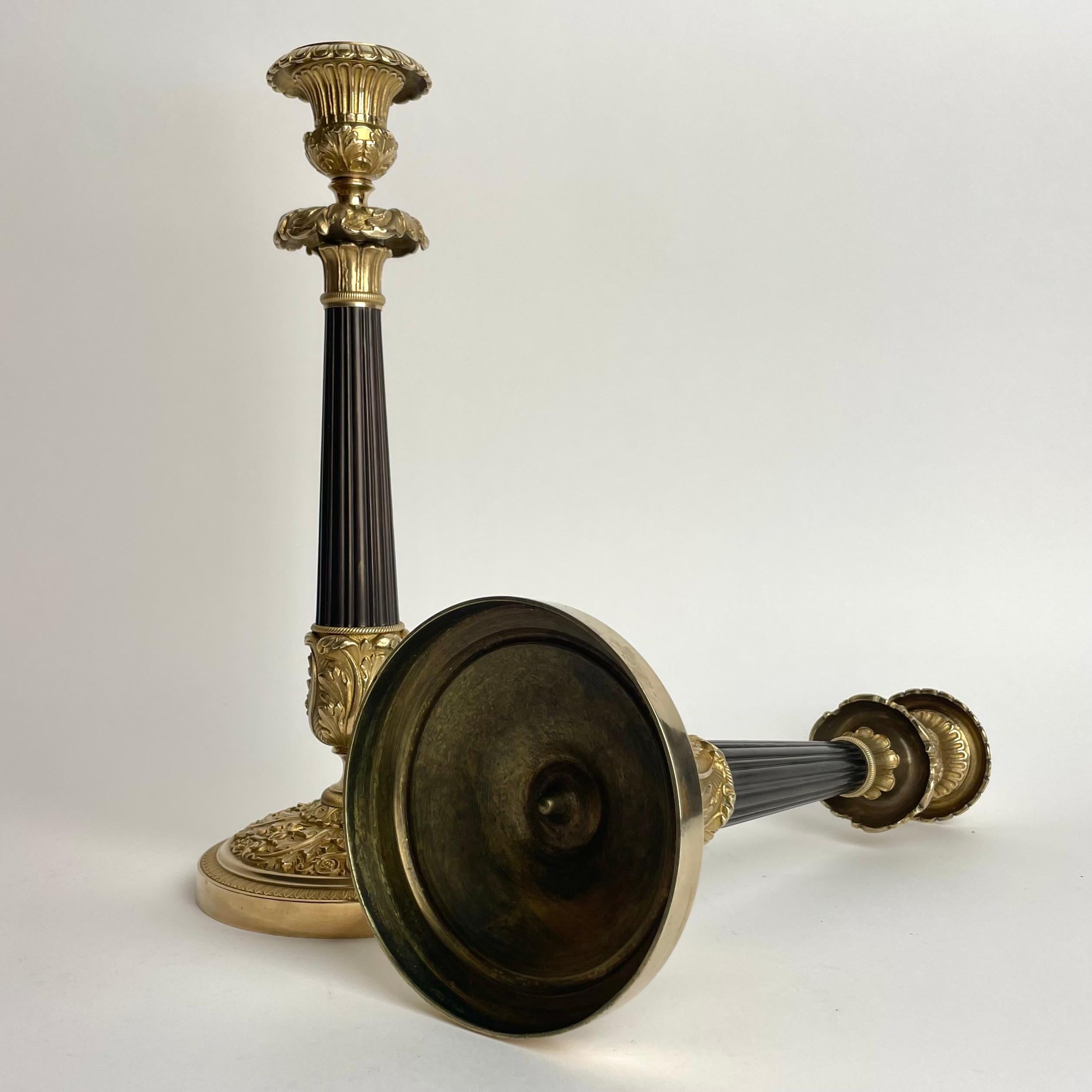 Gran pareja de candeleros Imperio en bronce dorado y patinado oscuro. 1820s en venta 2