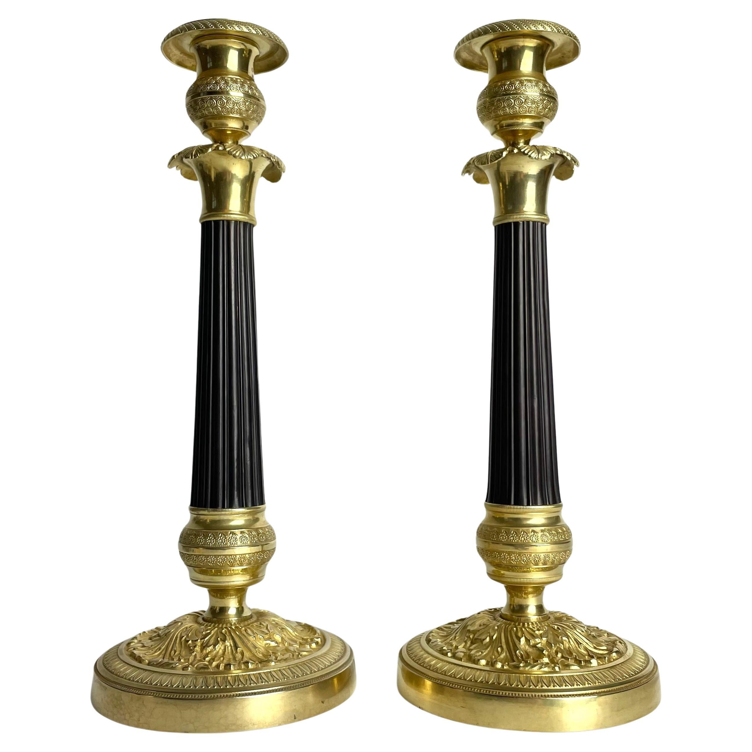 Gran pareja de candeleros Imperio en bronce dorado y patinado oscuro. 1820s