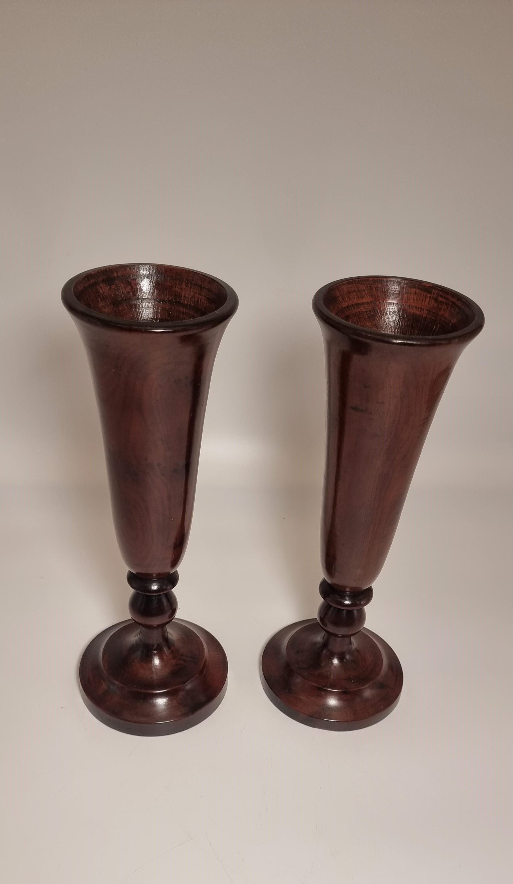 A large pair of English 18th century yew wood treen vases, circa 1760 For Sale 3