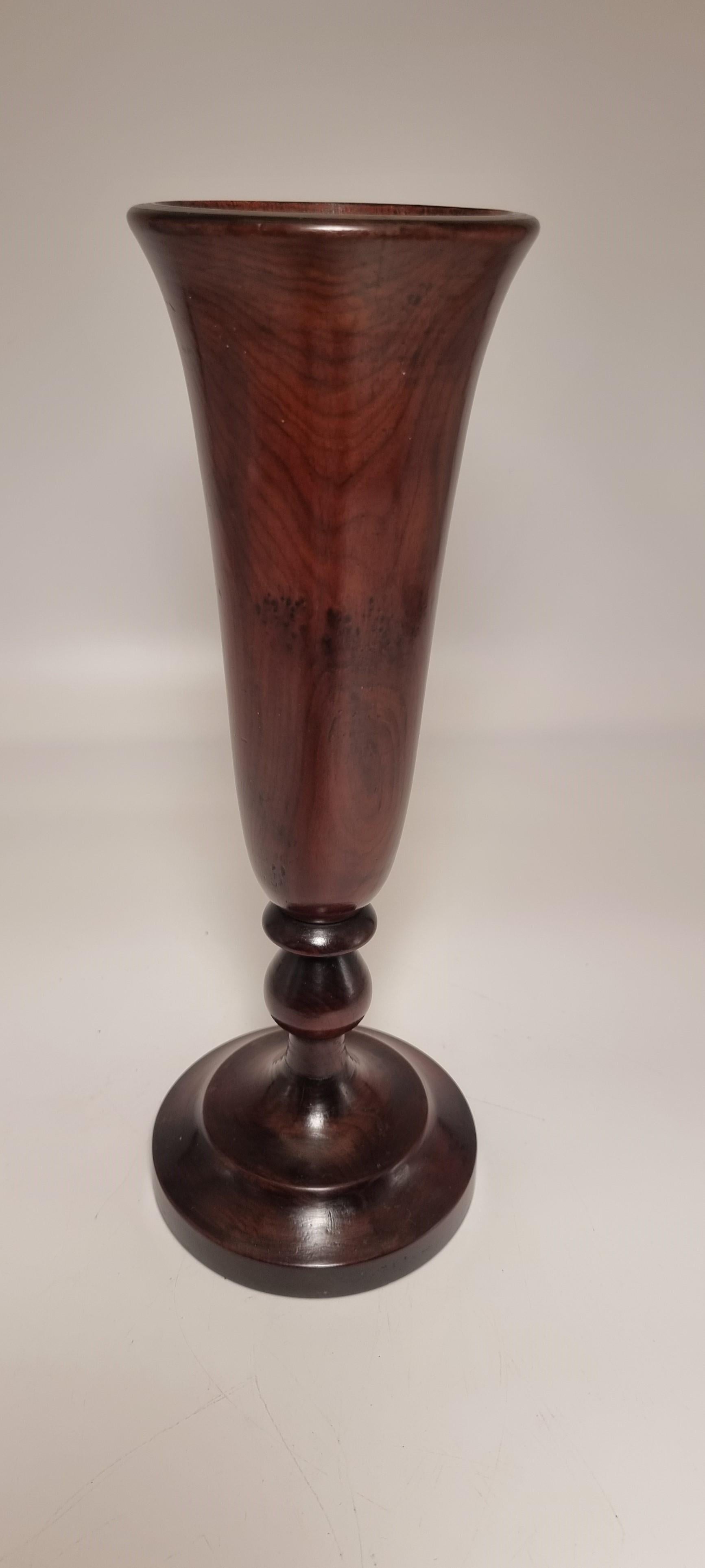 A large pair of English 18th century yew wood treen vases, circa 1760 For Sale 4