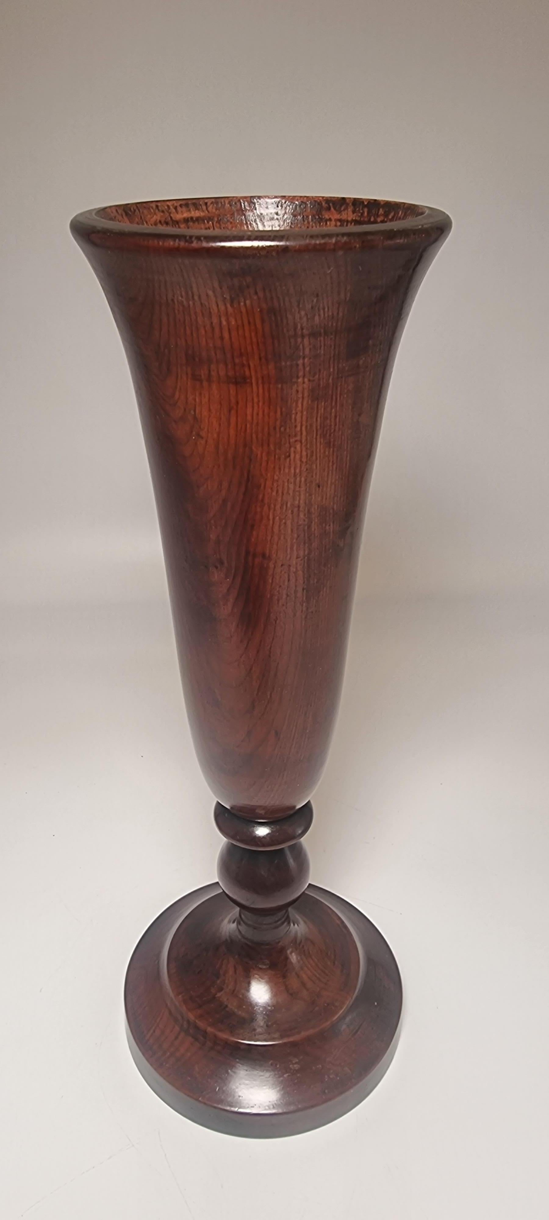 A large pair of English 18th century yew wood treen vases, circa 1760 For Sale 5
