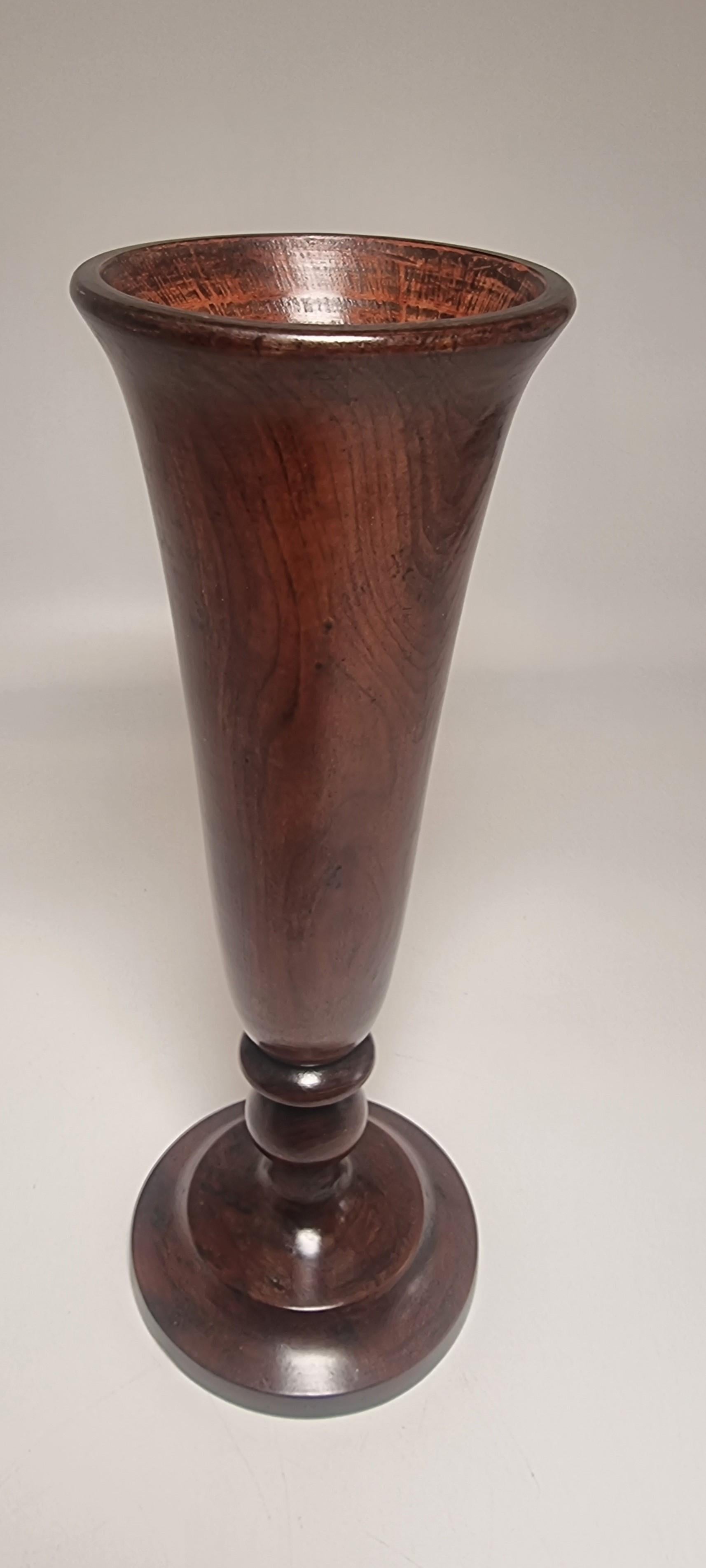 A large pair of English 18th century yew wood treen vases, circa 1760 For Sale 6