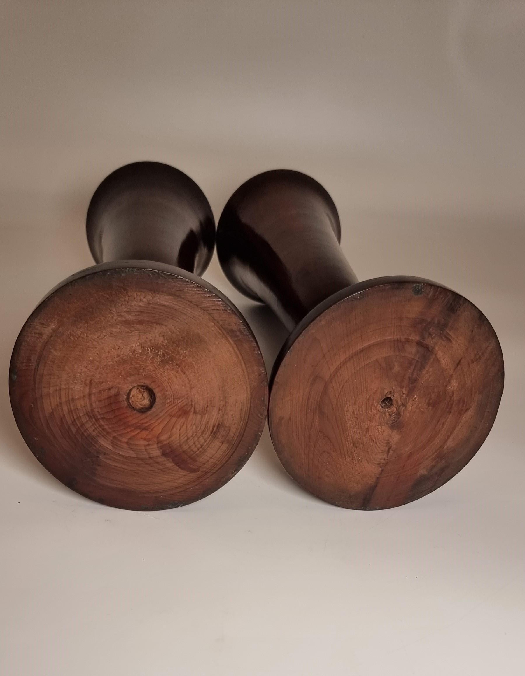 A large pair of English 18th century yew wood treen vases, circa 1760 For Sale 9