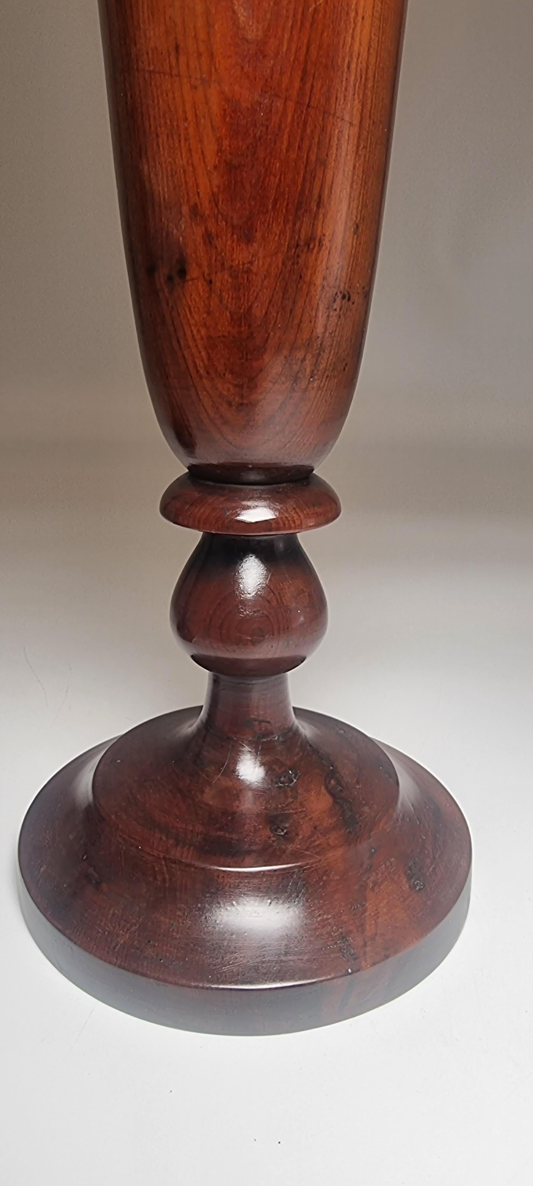 A large pair of English 18th century yew wood treen vases, circa 1760 For Sale 10