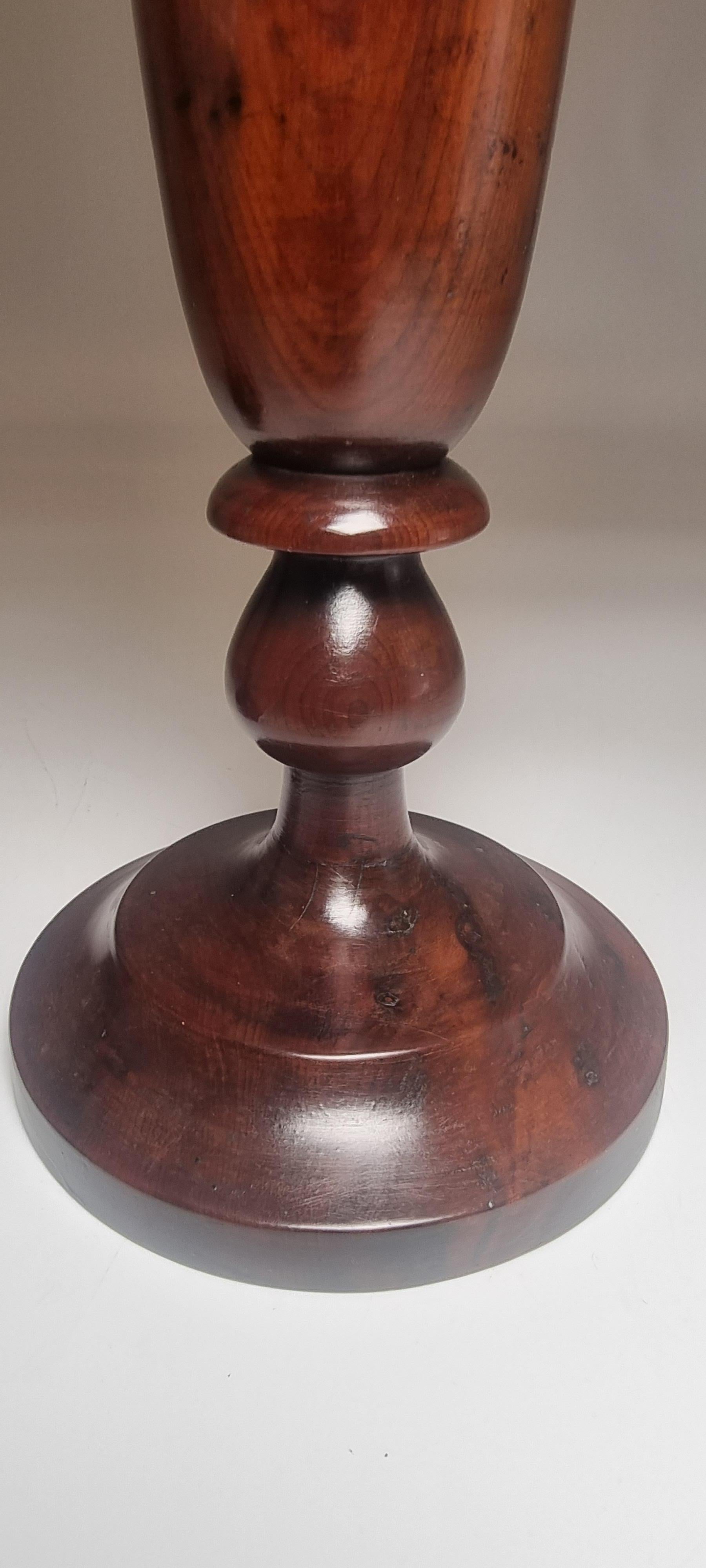 A large pair of English 18th century yew wood treen vases, circa 1760 For Sale 11