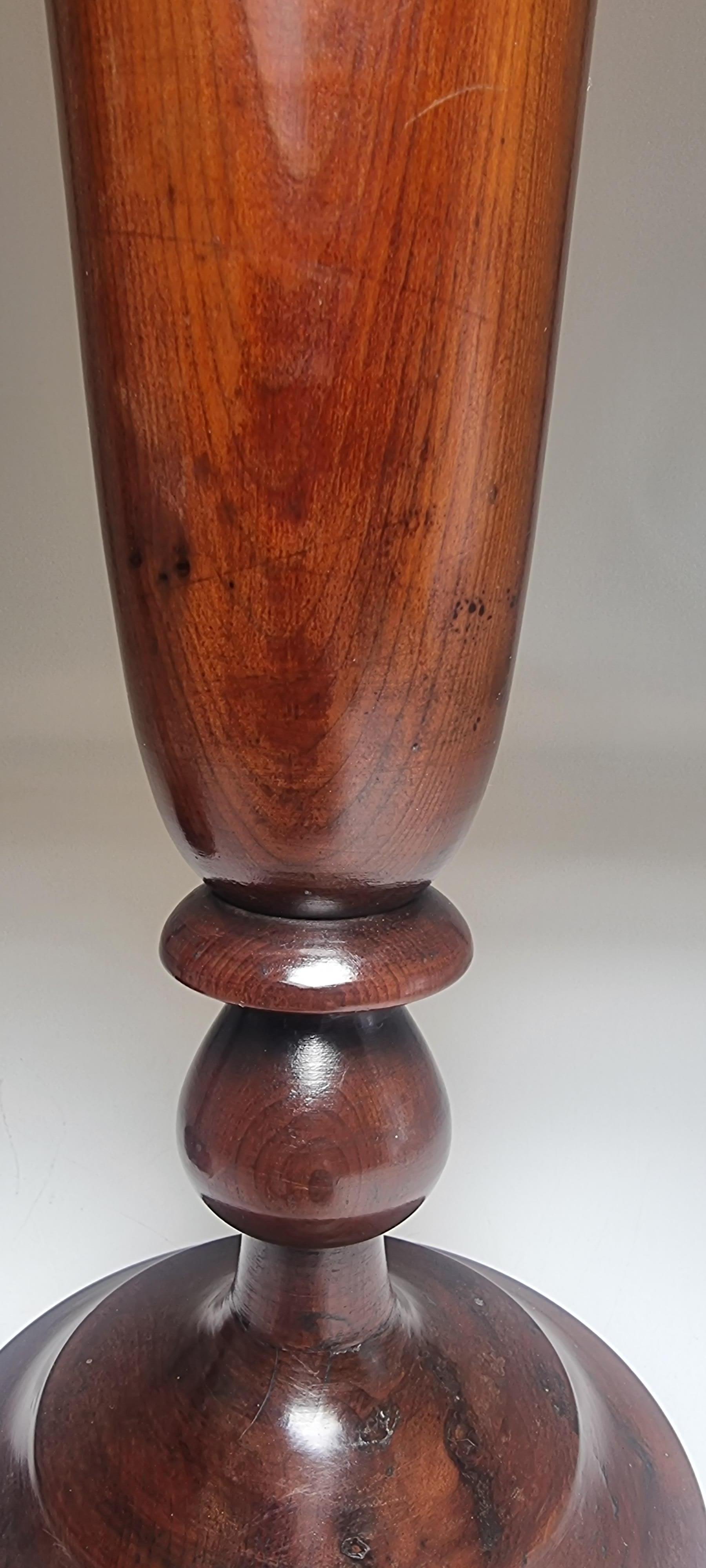 A large pair of English 18th century yew wood treen vases, circa 1760 For Sale 12