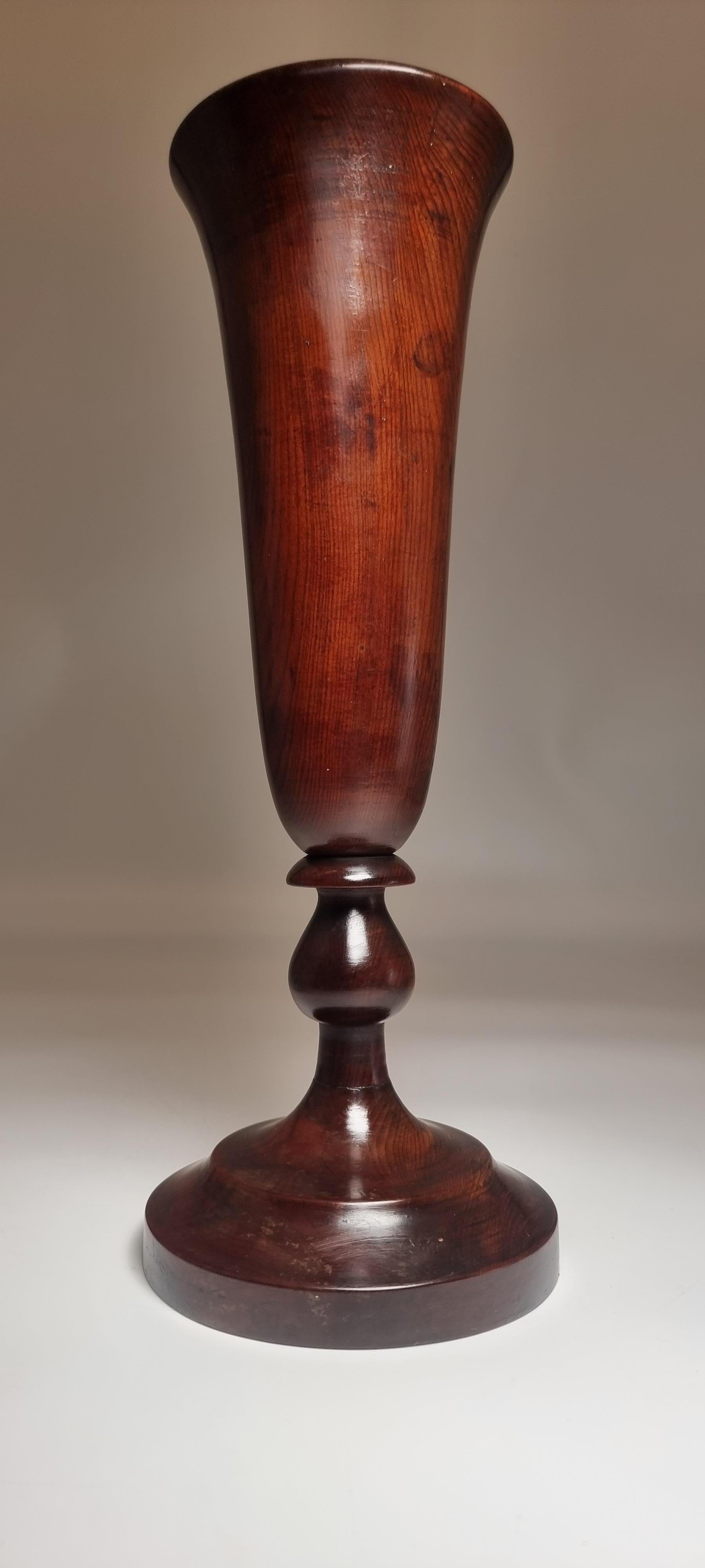 A large pair of English 18th century yew wood treen vases, circa 1760 For Sale 13