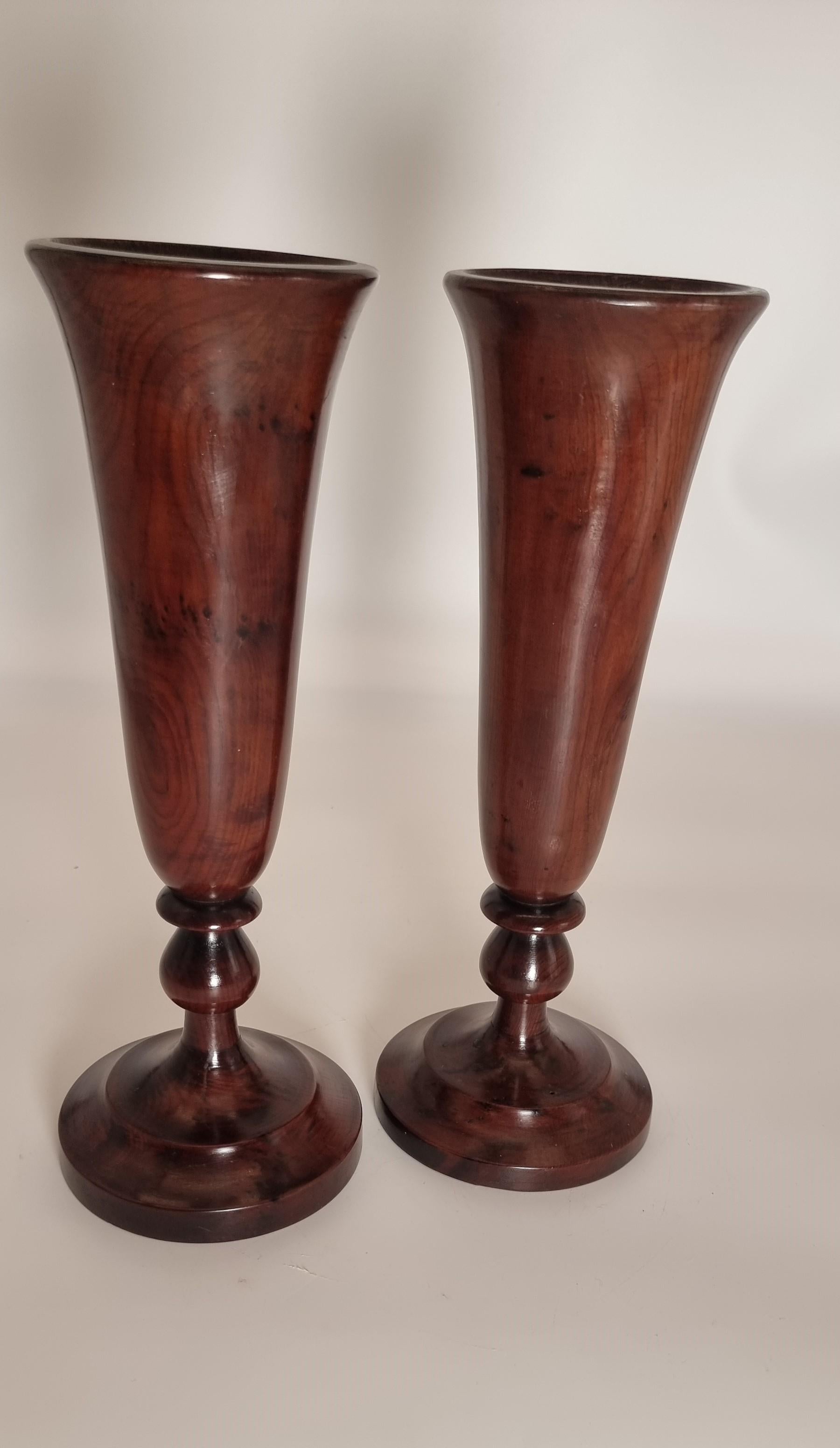 A large pair of English 18th century yew wood treen vases, circa 1760 In Good Condition For Sale In Central England, GB