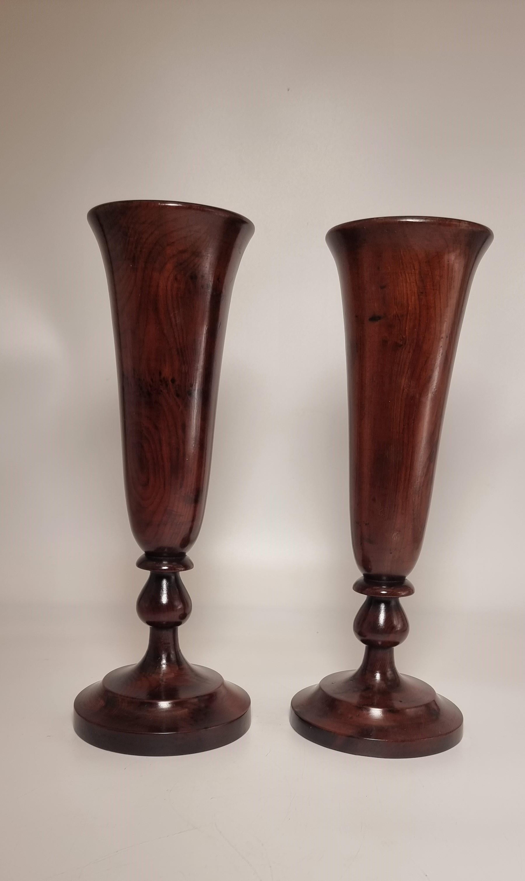 A large pair of English 18th century yew wood treen vases, circa 1760 For Sale 1
