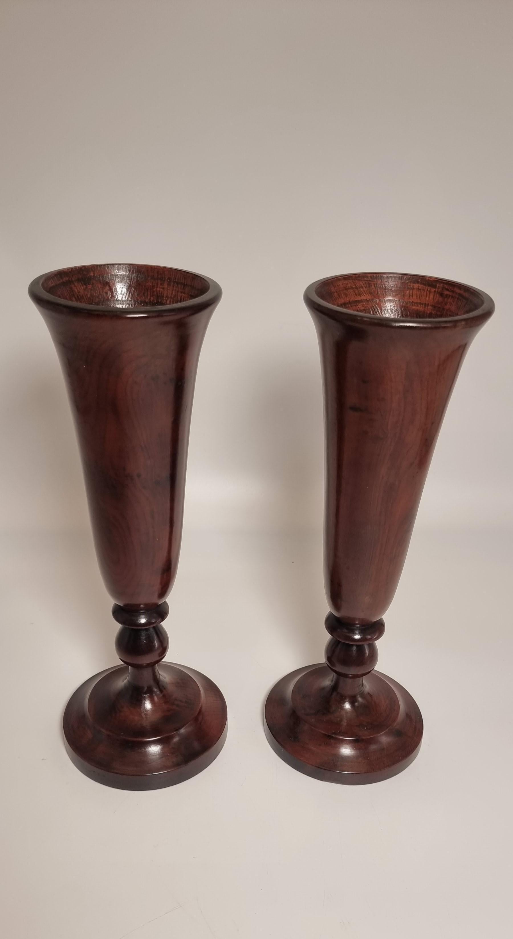 A large pair of English 18th century yew wood treen vases, circa 1760 For Sale 2