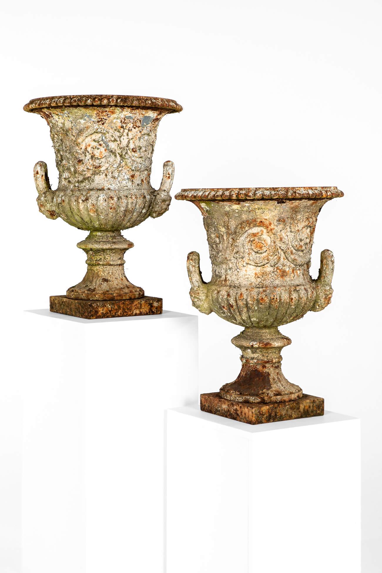 Apogée victorien Paire d'urnes Campana anglaises victoriennes Andrew Handyside en vente