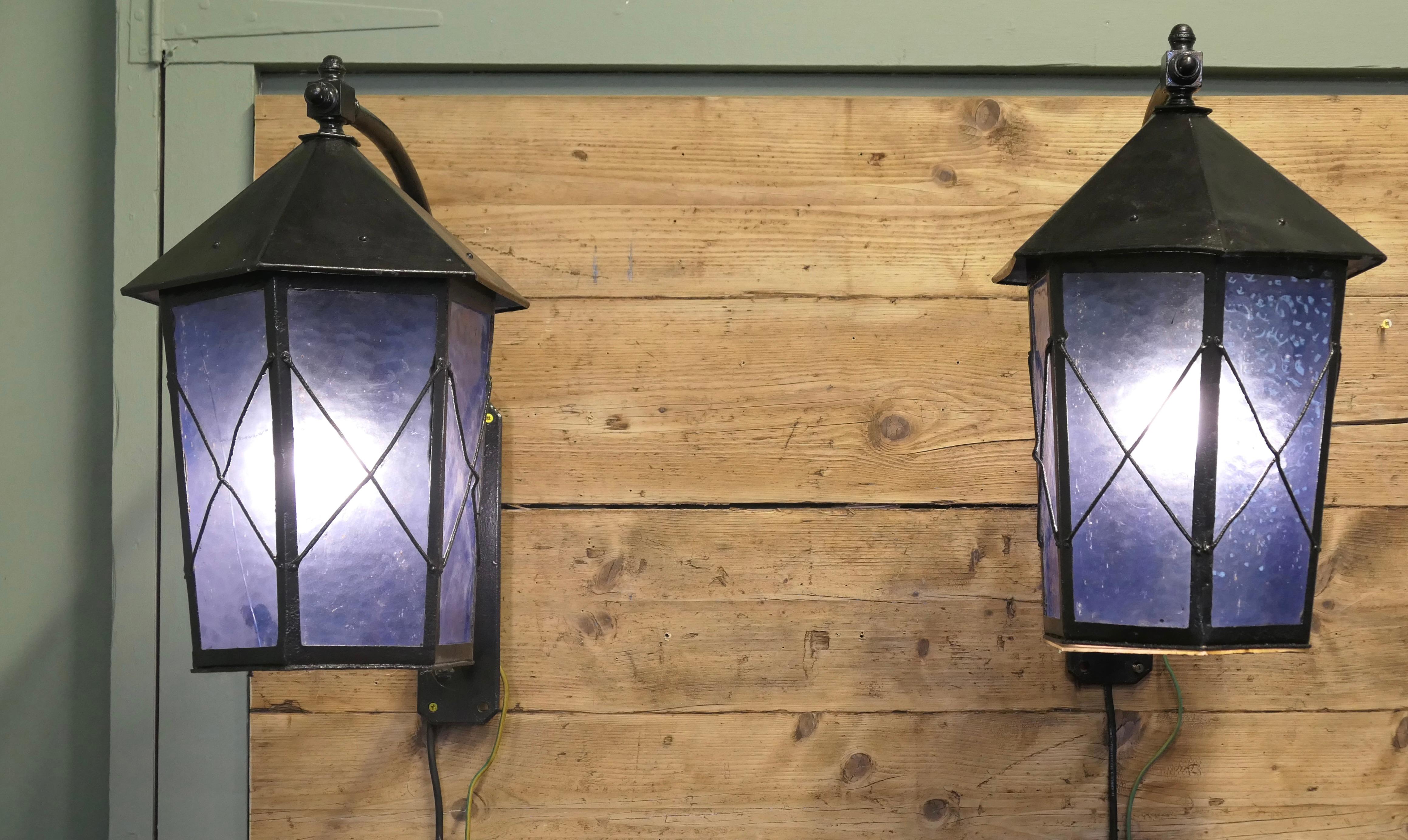 Una grande coppia di luci da parete per porte d'ingresso, lanterne da parete

2 splendidi pezzi, i paralumi in ferro sono stati smaltati con vetro diffuso blu, le luci sono in buone e sane condizioni, tuttavia c'è un vetro danneggiato, che non si